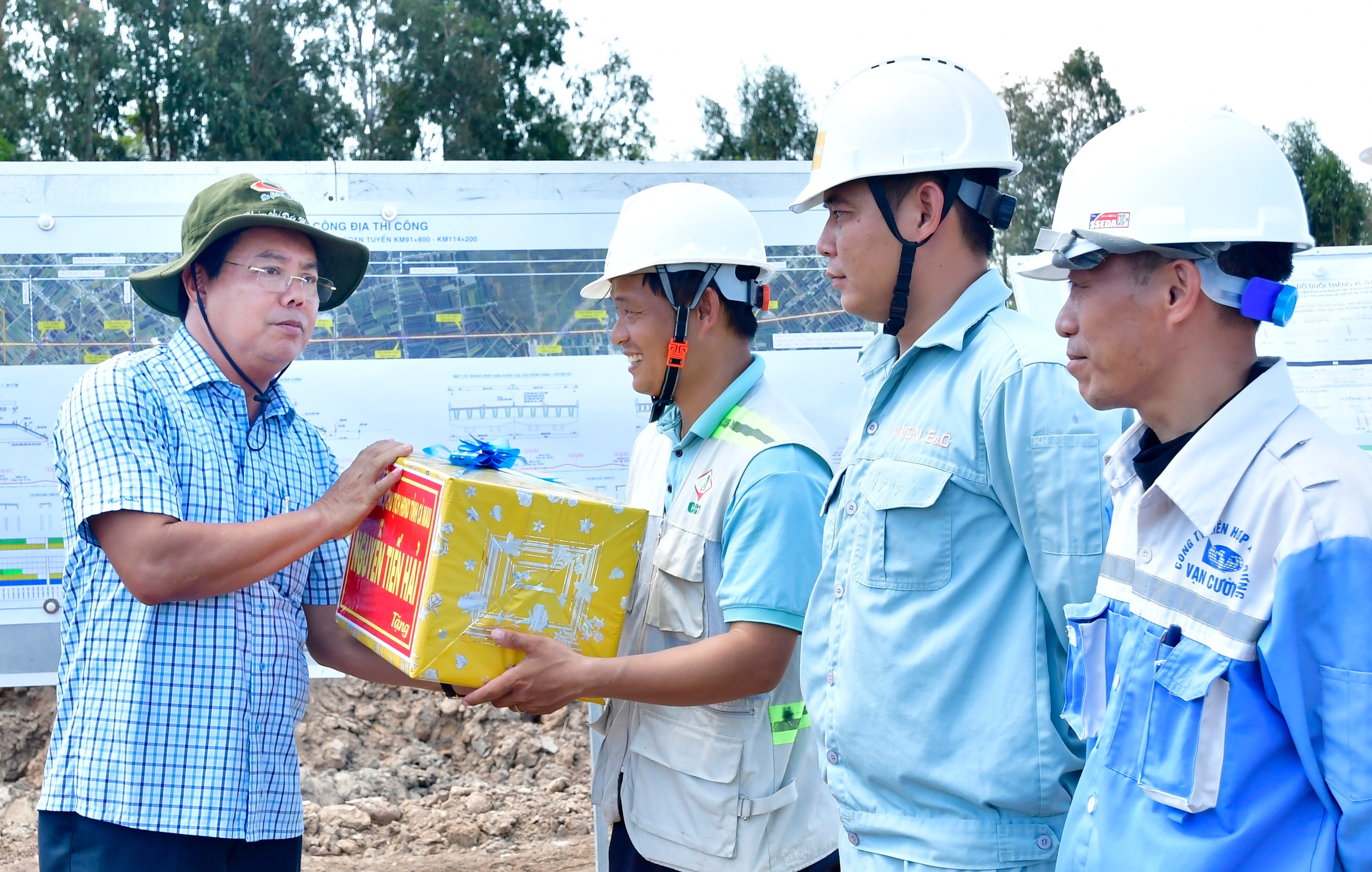 Ông Nguyễn Tiến Hải gửi tặng nhiều phần cho người lao động đang làm việc trên công trường