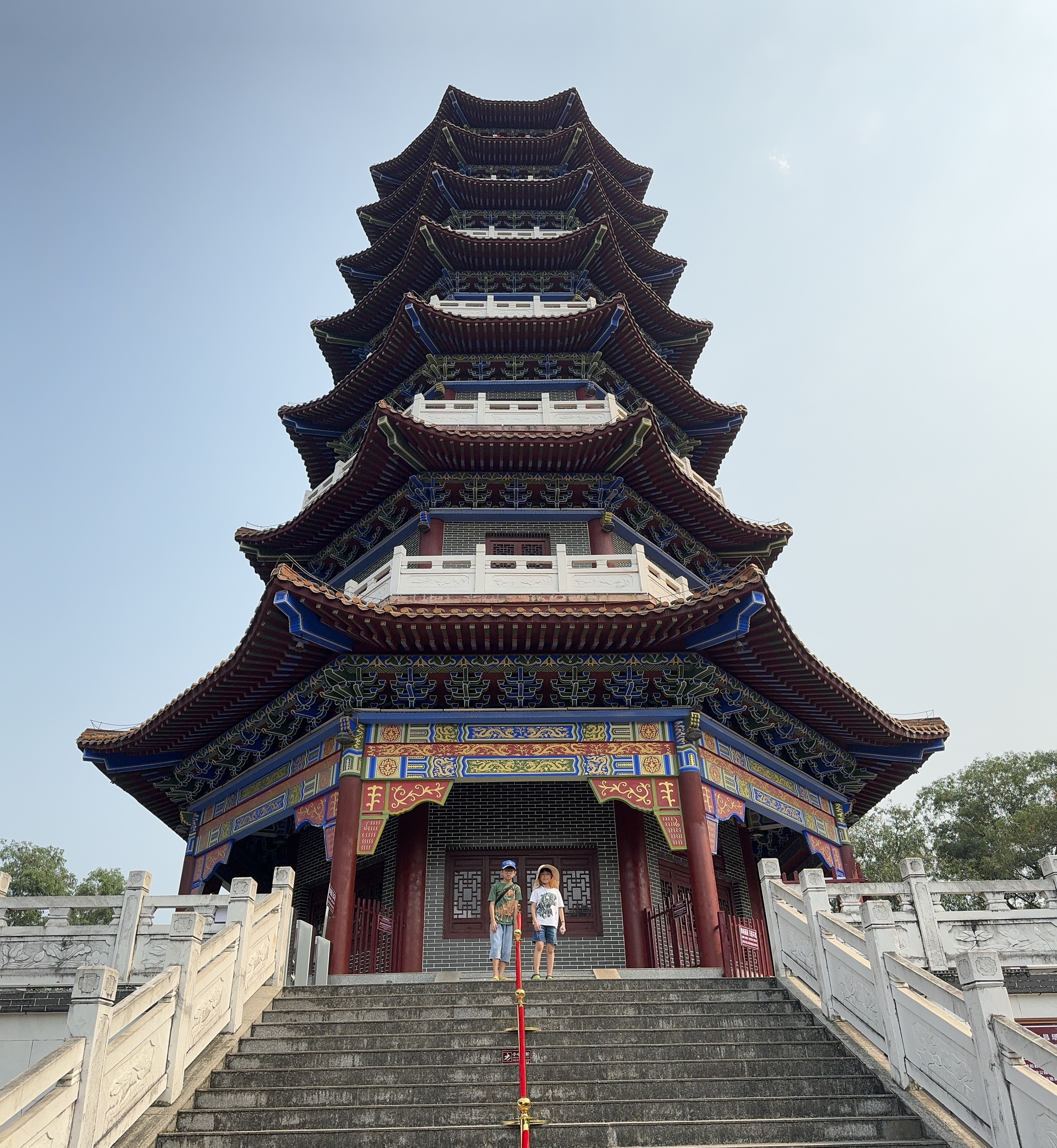 Độc đáo tour du lịch Móng Cái - Đông Hưng bằng sổ thông hành- Ảnh 13. Tháp Vạn Xương tọa lạc sừng sững trong khuôn viên Công viên Hữu nghị nhân dân Trung Quốc – Việt Nam. Đây là một trong những cảnh điểm nổi tiếng ở TP.Đông Hưng, nằm ngay bên cạnh sông biên giới Bắc Luân.