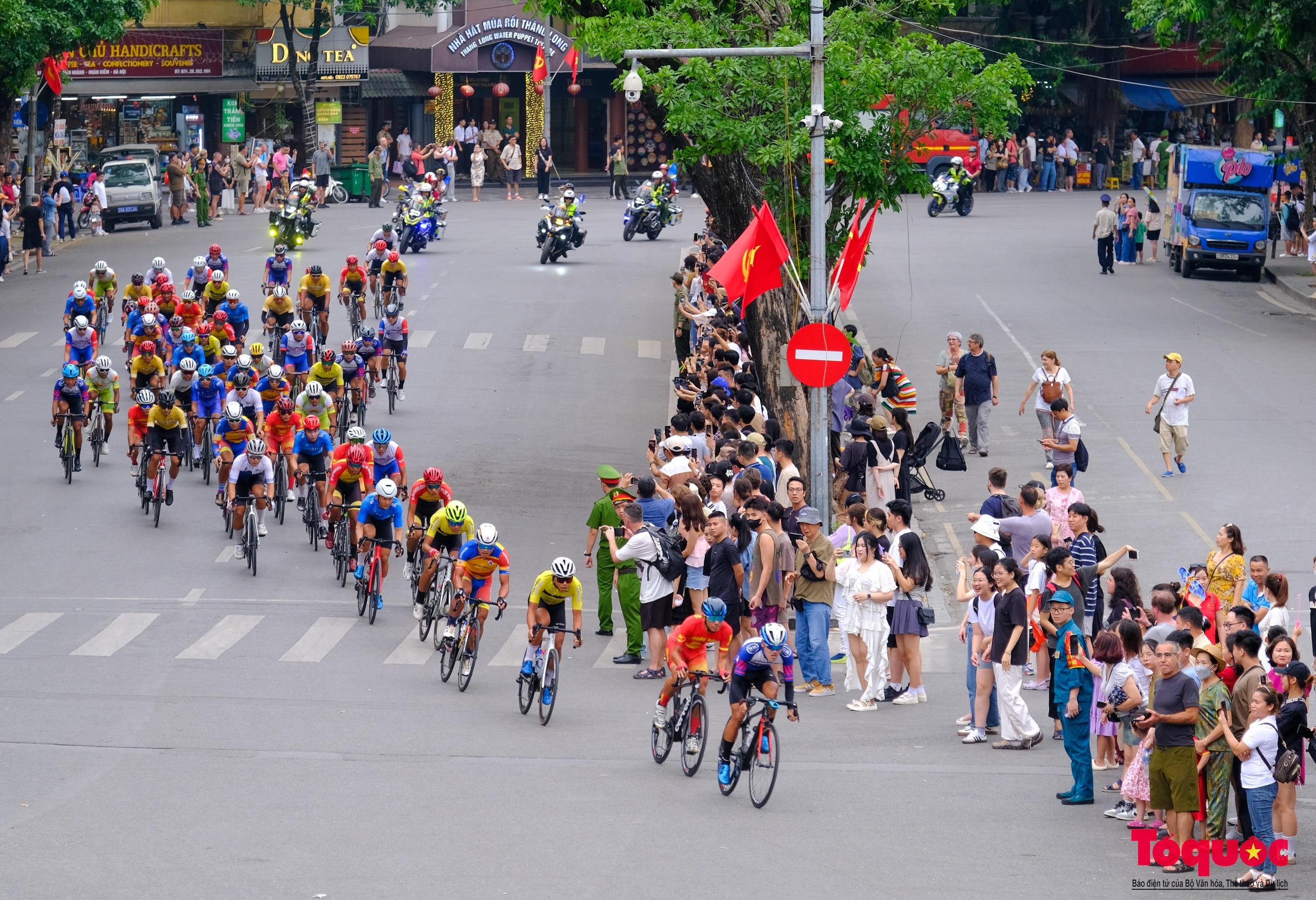 Người dân thủ đô reo hò cổ vũ các tay đua tranh tài tại giải đua xe đạp &quot;Về Điện Biên Phủ 2024&quot; - Ảnh 2.