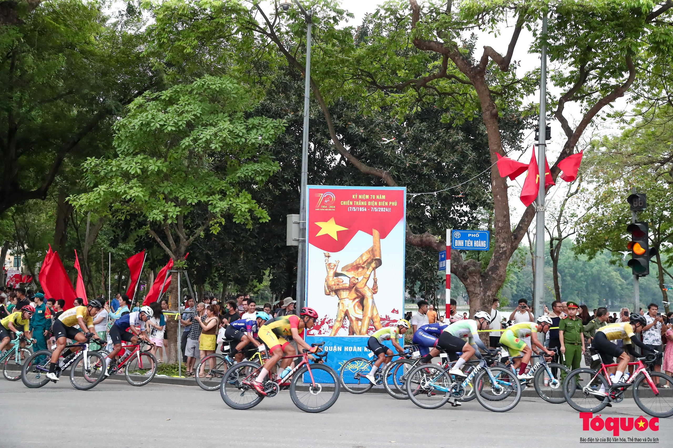 Người dân thủ đô reo hò cổ vũ các tay đua tranh tài tại giải đua xe đạp &quot;Về Điện Biên Phủ 2024&quot; - Ảnh 4.