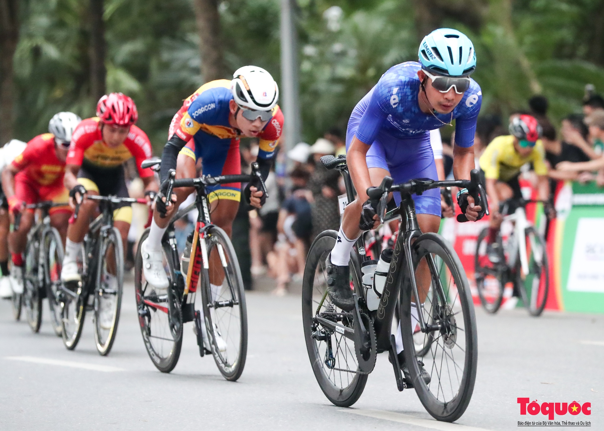Người dân thủ đô reo hò cổ vũ các tay đua tranh tài tại giải đua xe đạp &quot;Về Điện Biên Phủ 2024&quot; - Ảnh 5.