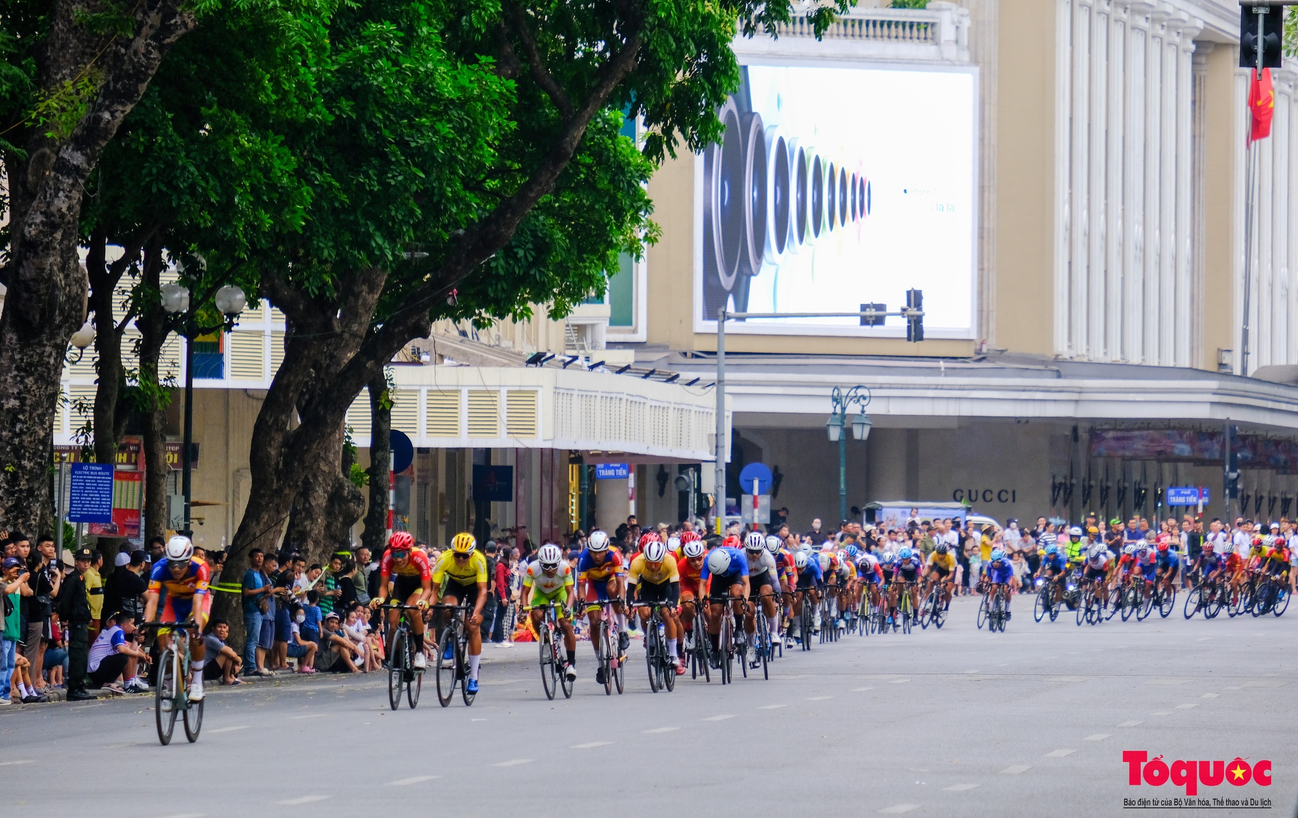 Người dân thủ đô reo hò cổ vũ các tay đua tranh tài tại giải đua xe đạp &quot;Về Điện Biên Phủ 2024&quot; - Ảnh 6.