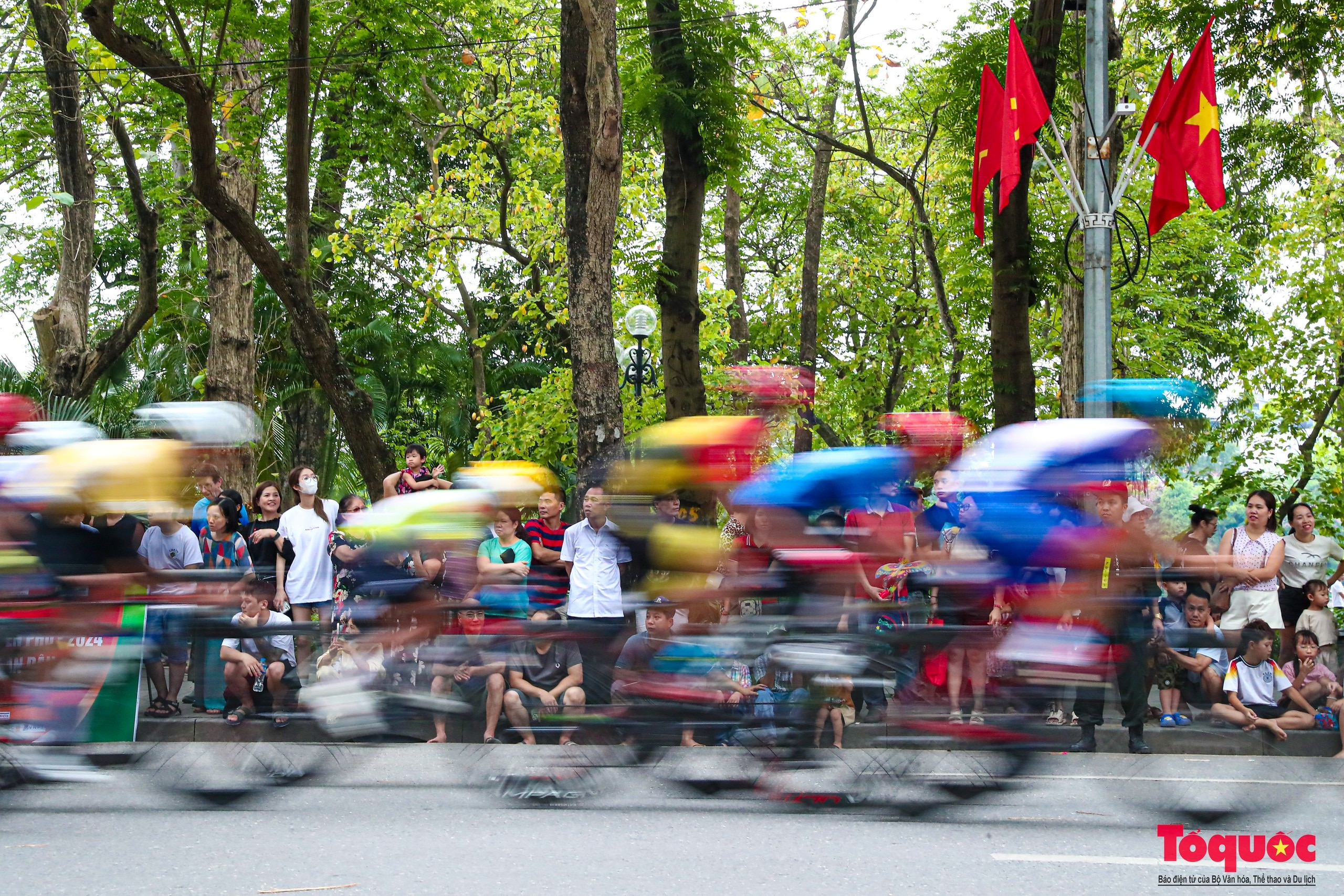 Người dân thủ đô reo hò cổ vũ các tay đua tranh tài tại giải đua xe đạp &quot;Về Điện Biên Phủ 2024&quot; - Ảnh 7.