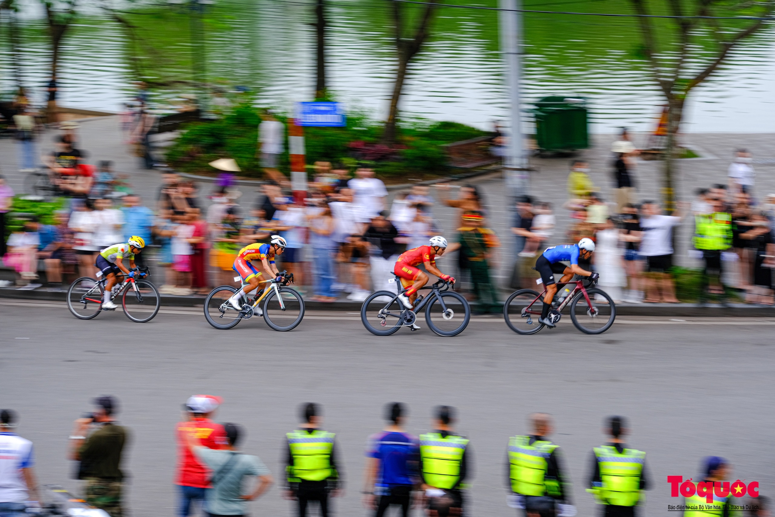 Người dân thủ đô reo hò cổ vũ các tay đua tranh tài tại giải đua xe đạp &quot;Về Điện Biên Phủ 2024&quot; - Ảnh 9.