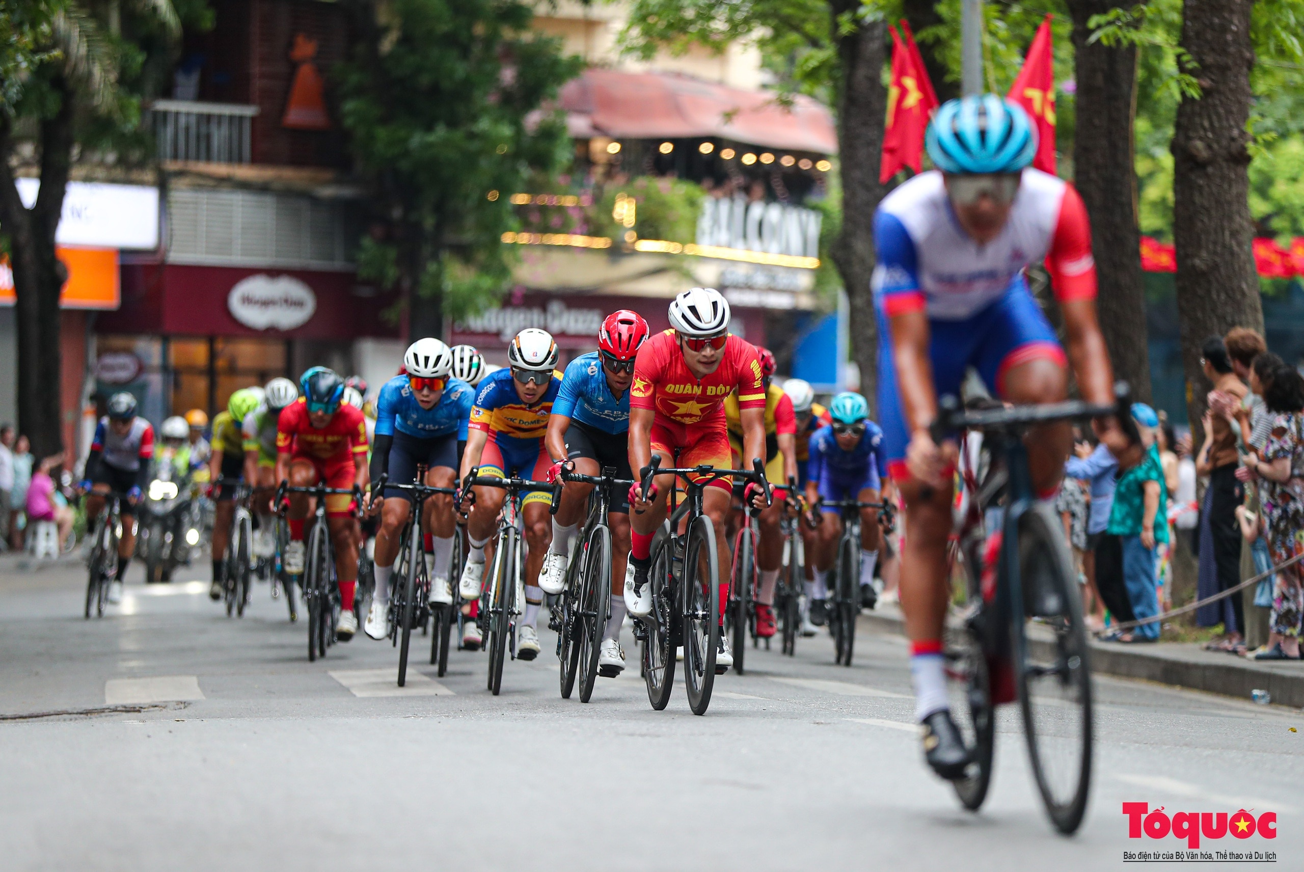 Người dân thủ đô reo hò cổ vũ các tay đua tranh tài tại giải đua xe đạp &quot;Về Điện Biên Phủ 2024&quot; - Ảnh 10.