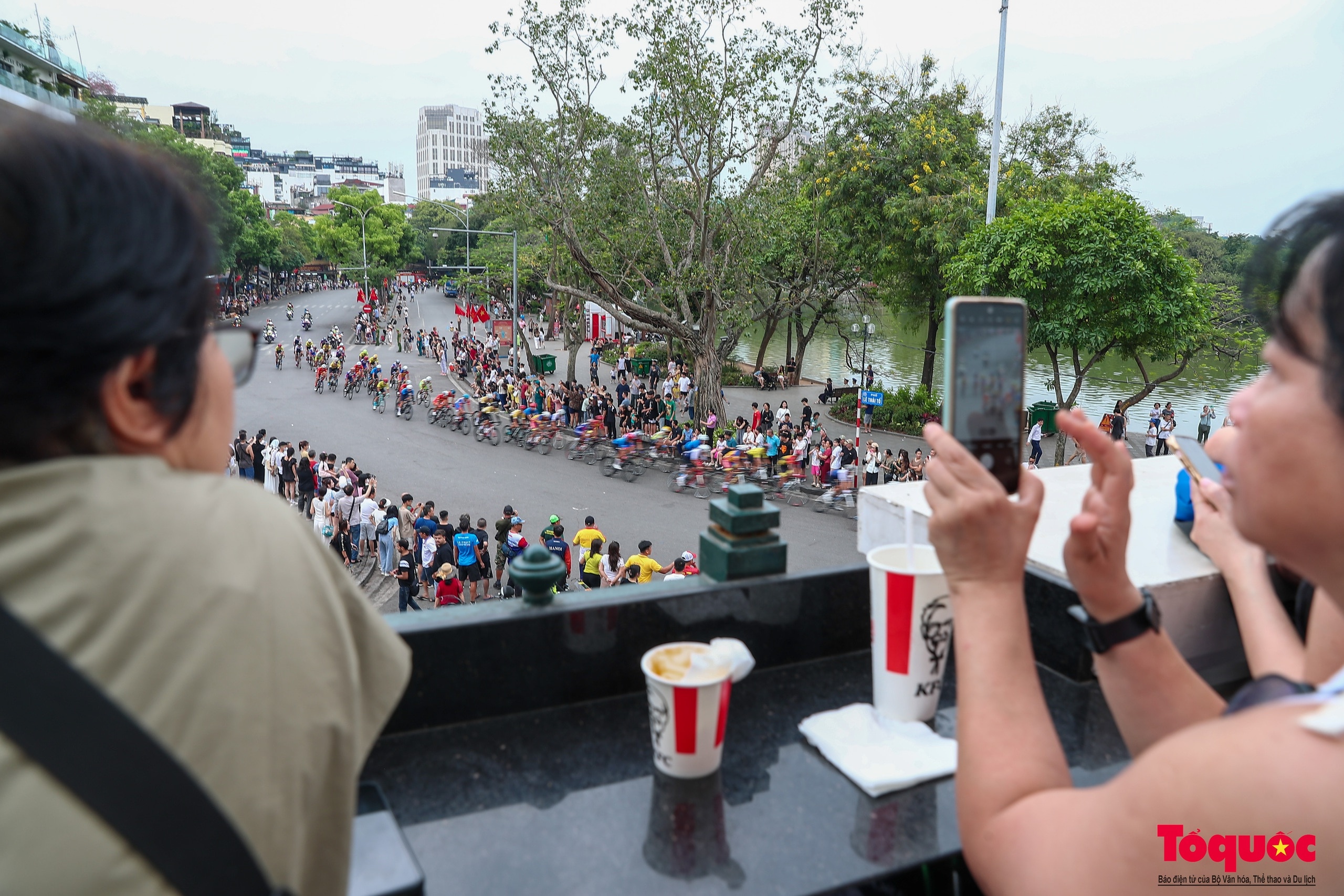 Người dân thủ đô reo hò cổ vũ các tay đua tranh tài tại giải đua xe đạp &quot;Về Điện Biên Phủ 2024&quot; - Ảnh 11.