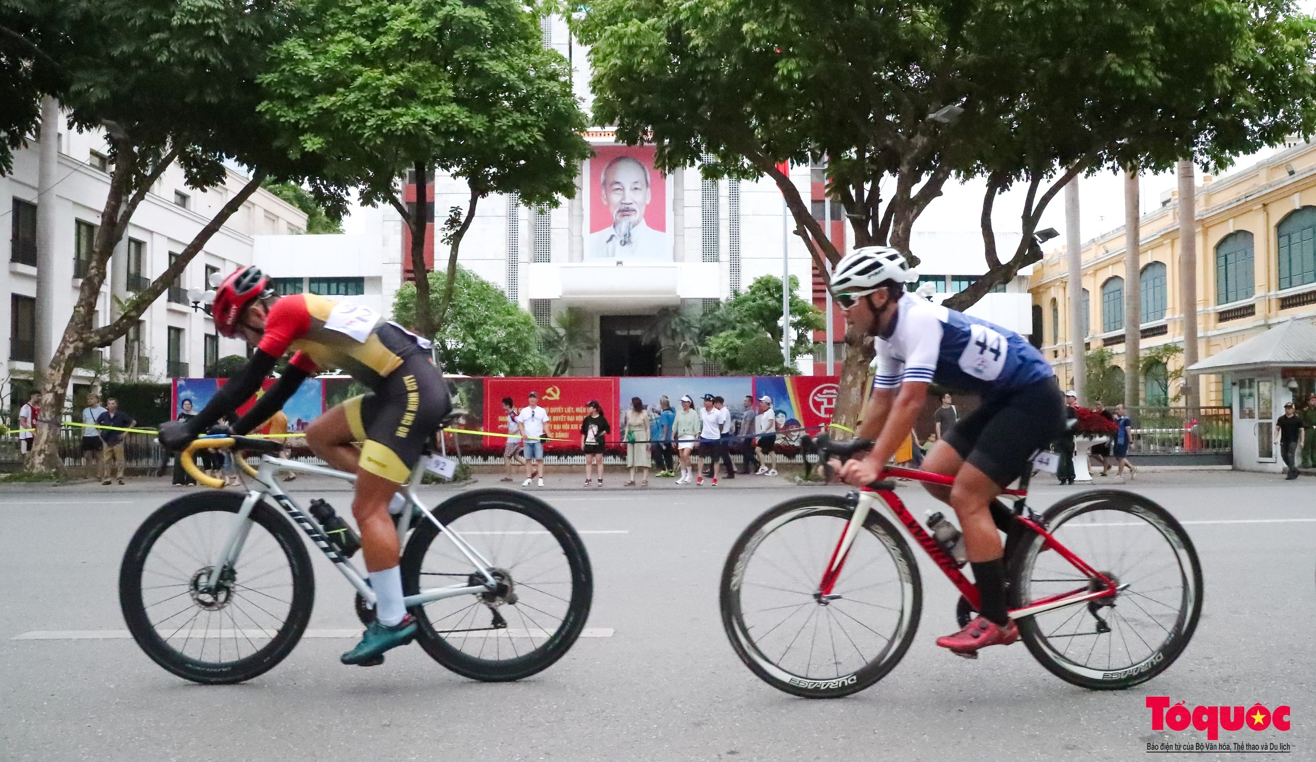 Người dân thủ đô reo hò cổ vũ các tay đua tranh tài tại giải đua xe đạp &quot;Về Điện Biên Phủ 2024&quot; - Ảnh 13.