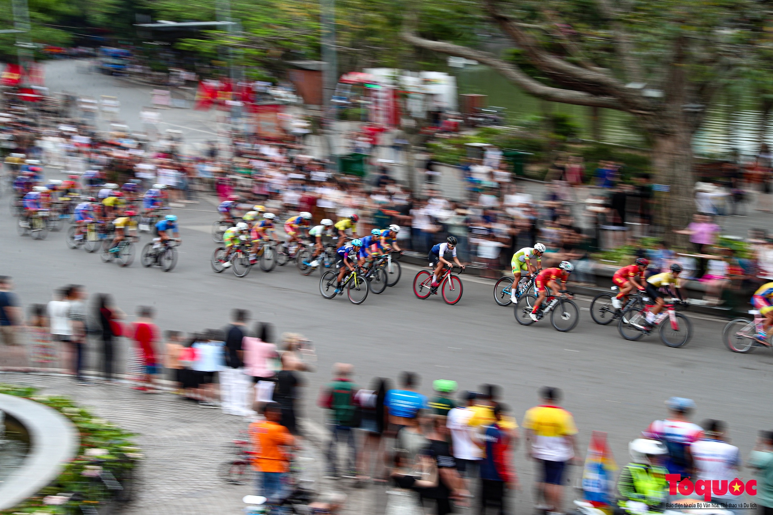Người dân thủ đô reo hò cổ vũ các tay đua tranh tài tại giải đua xe đạp &quot;Về Điện Biên Phủ 2024&quot; - Ảnh 12.