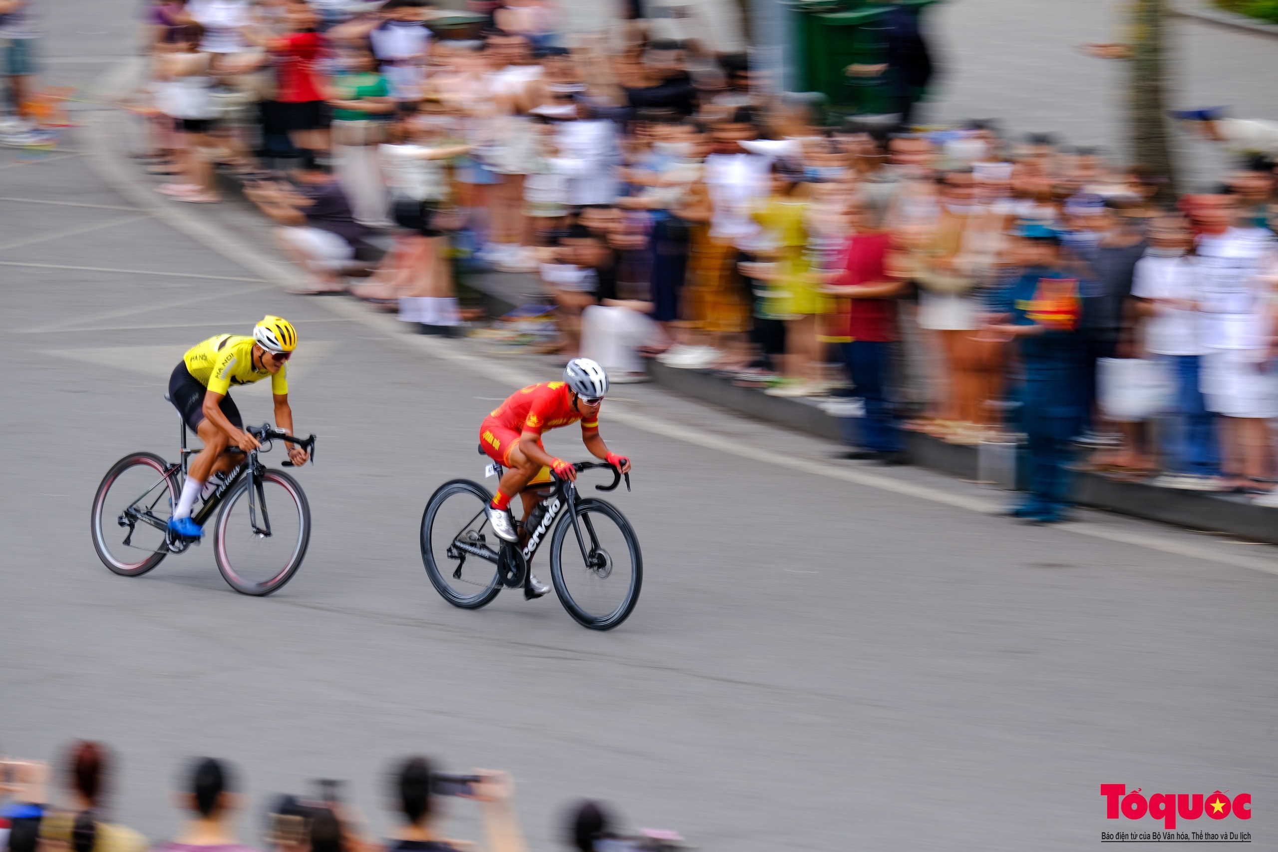 Người dân thủ đô reo hò cổ vũ các tay đua tranh tài tại giải đua xe đạp &quot;Về Điện Biên Phủ 2024&quot; - Ảnh 14.