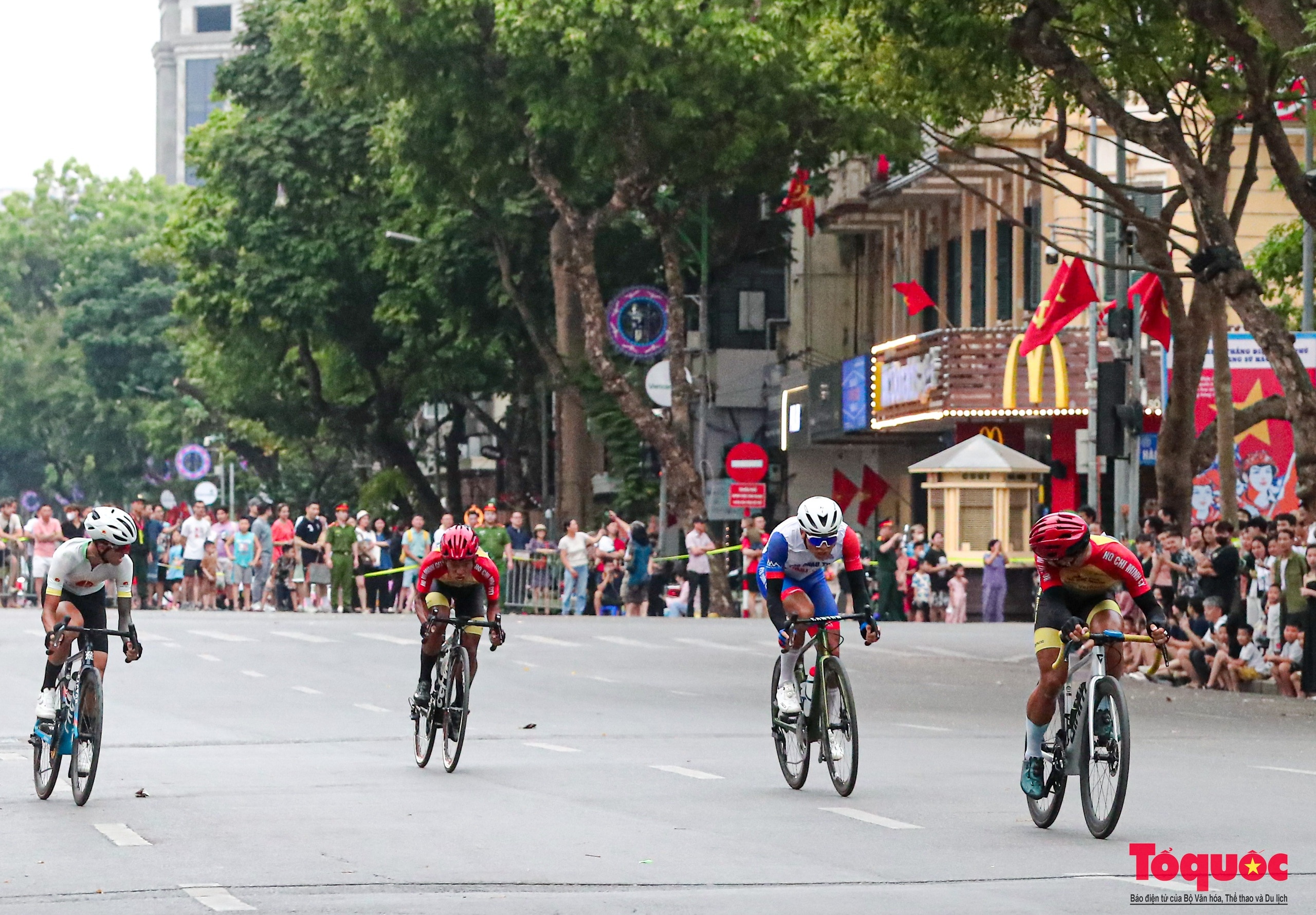 Người dân thủ đô reo hò cổ vũ các tay đua tranh tài tại giải đua xe đạp &quot;Về Điện Biên Phủ 2024&quot; - Ảnh 15.