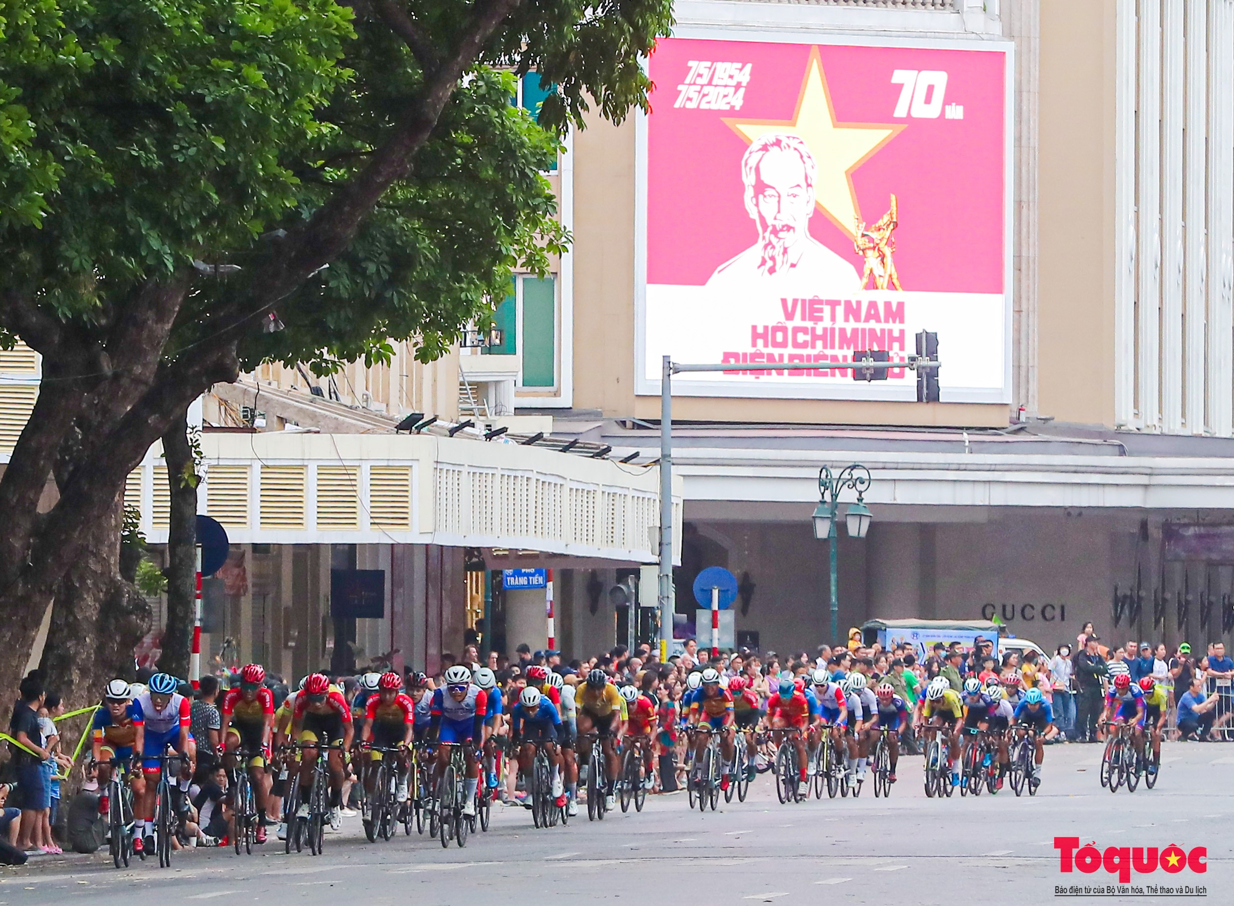Người dân thủ đô reo hò cổ vũ các tay đua tranh tài tại giải đua xe đạp &quot;Về Điện Biên Phủ 2024&quot; - Ảnh 18.