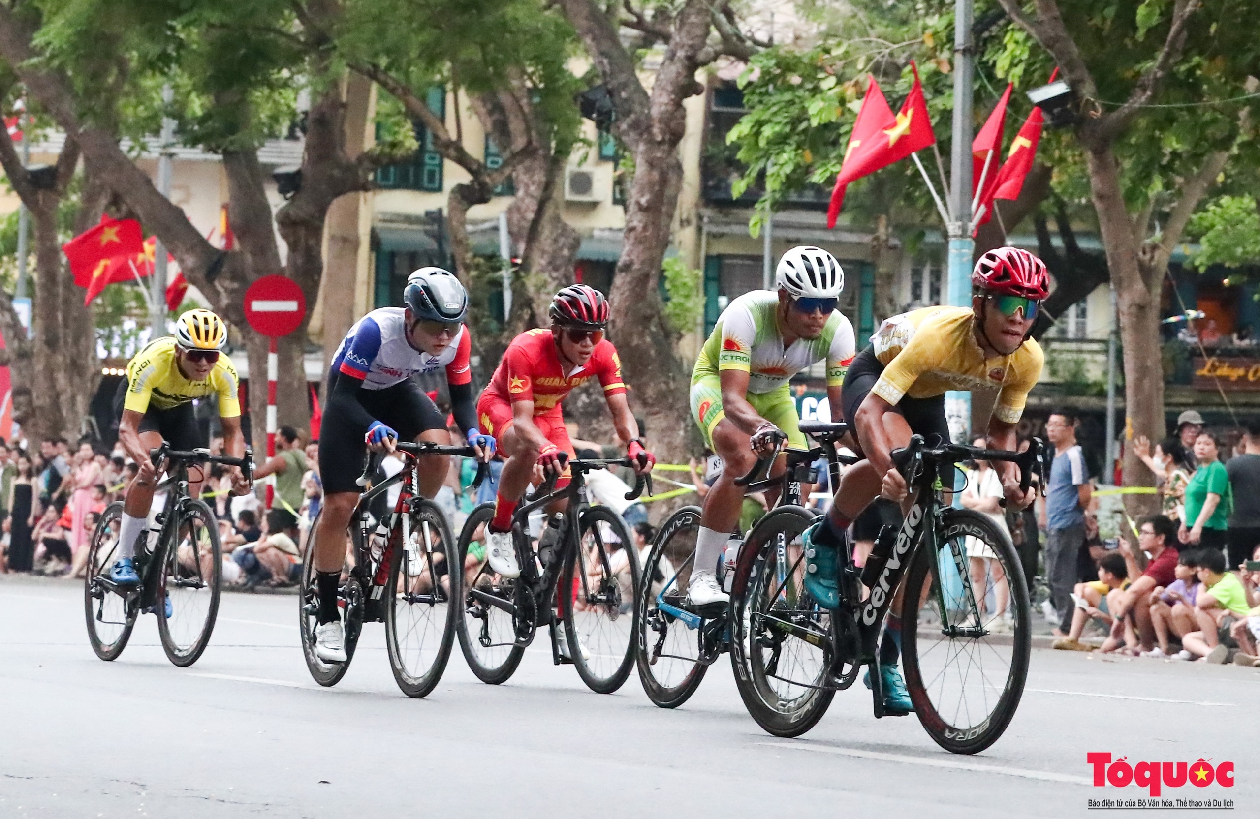 Người dân thủ đô reo hò cổ vũ các tay đua tranh tài tại giải đua xe đạp &quot;Về Điện Biên Phủ 2024&quot; - Ảnh 17.