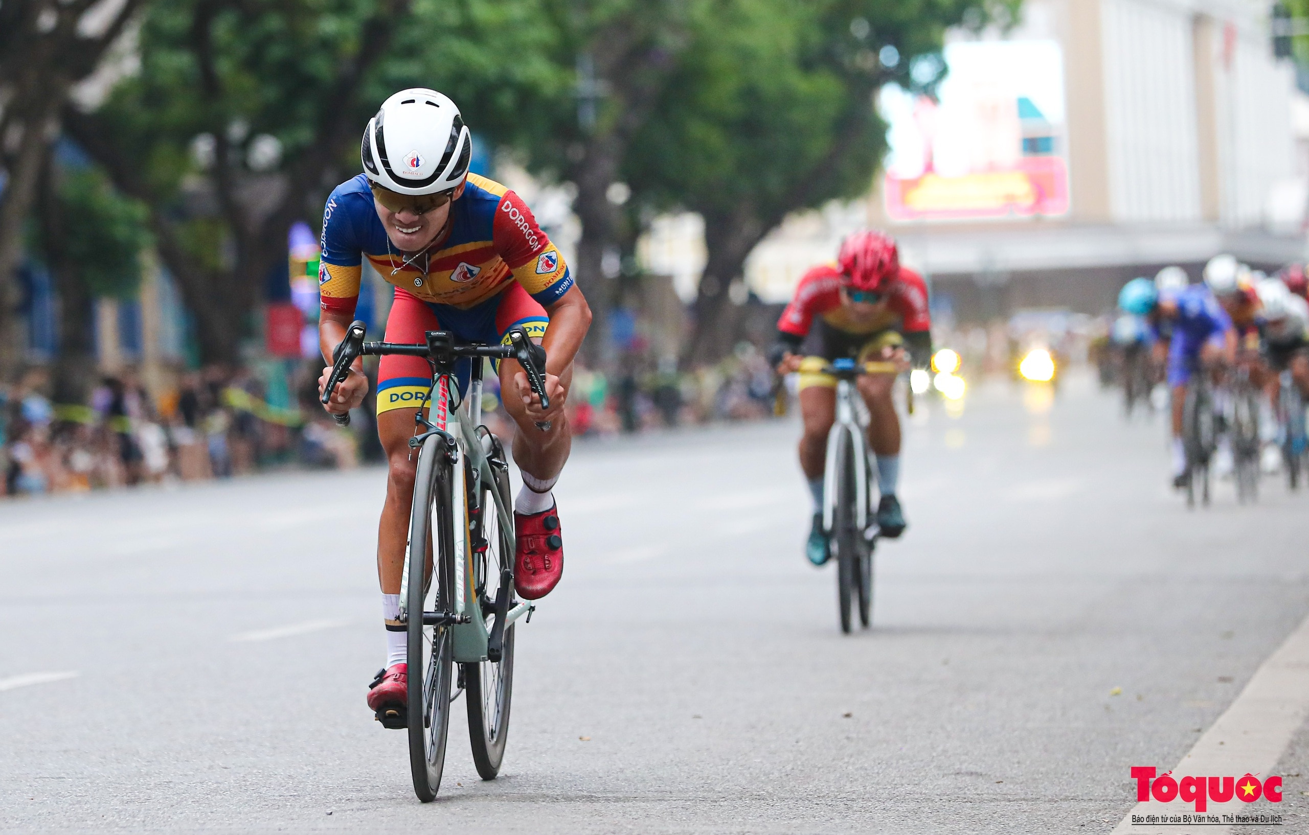 Người dân thủ đô reo hò cổ vũ các tay đua tranh tài tại giải đua xe đạp &quot;Về Điện Biên Phủ 2024&quot; - Ảnh 20.