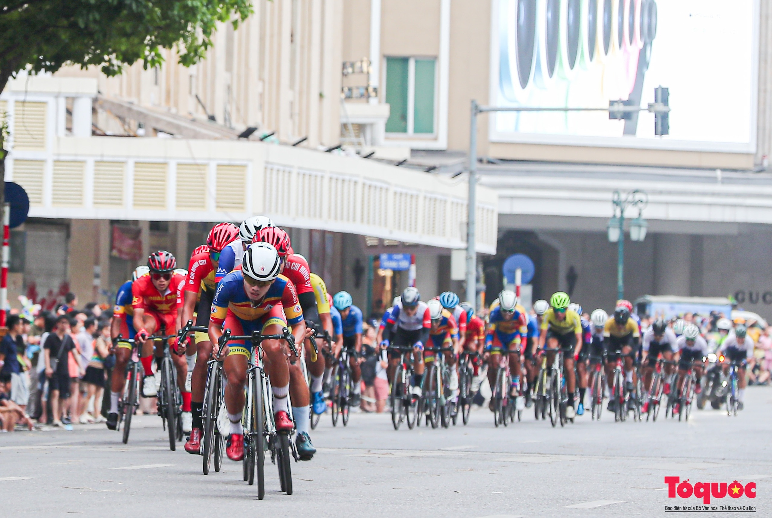 Người dân thủ đô reo hò cổ vũ các tay đua tranh tài tại giải đua xe đạp &quot;Về Điện Biên Phủ 2024&quot; - Ảnh 21.