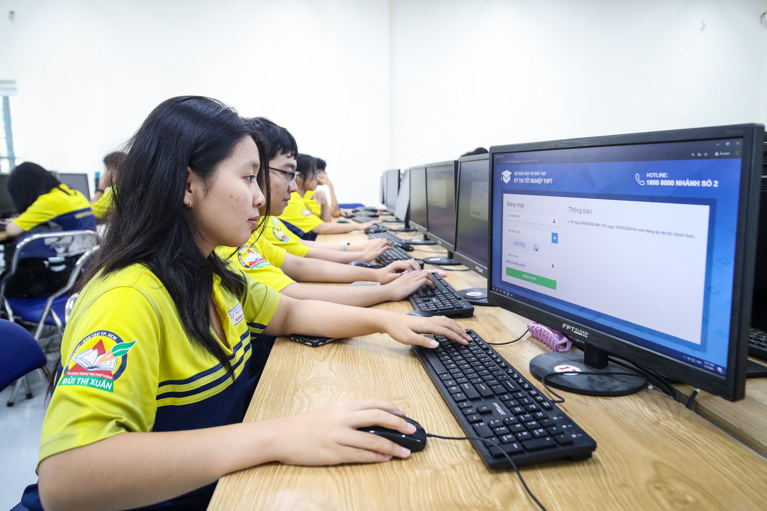 Hình ảnh ngày đầu tiên học sinh đăng ký dự thi tốt nghiệp THPT- Ảnh 4. Dù học sinh có thể thực hiện đăng ký thi tốt nghiệp THPT tại nhà nhưng các trường THPT đều bố trí cơ sở vật chất để phục vụ nếu có nhu cầu