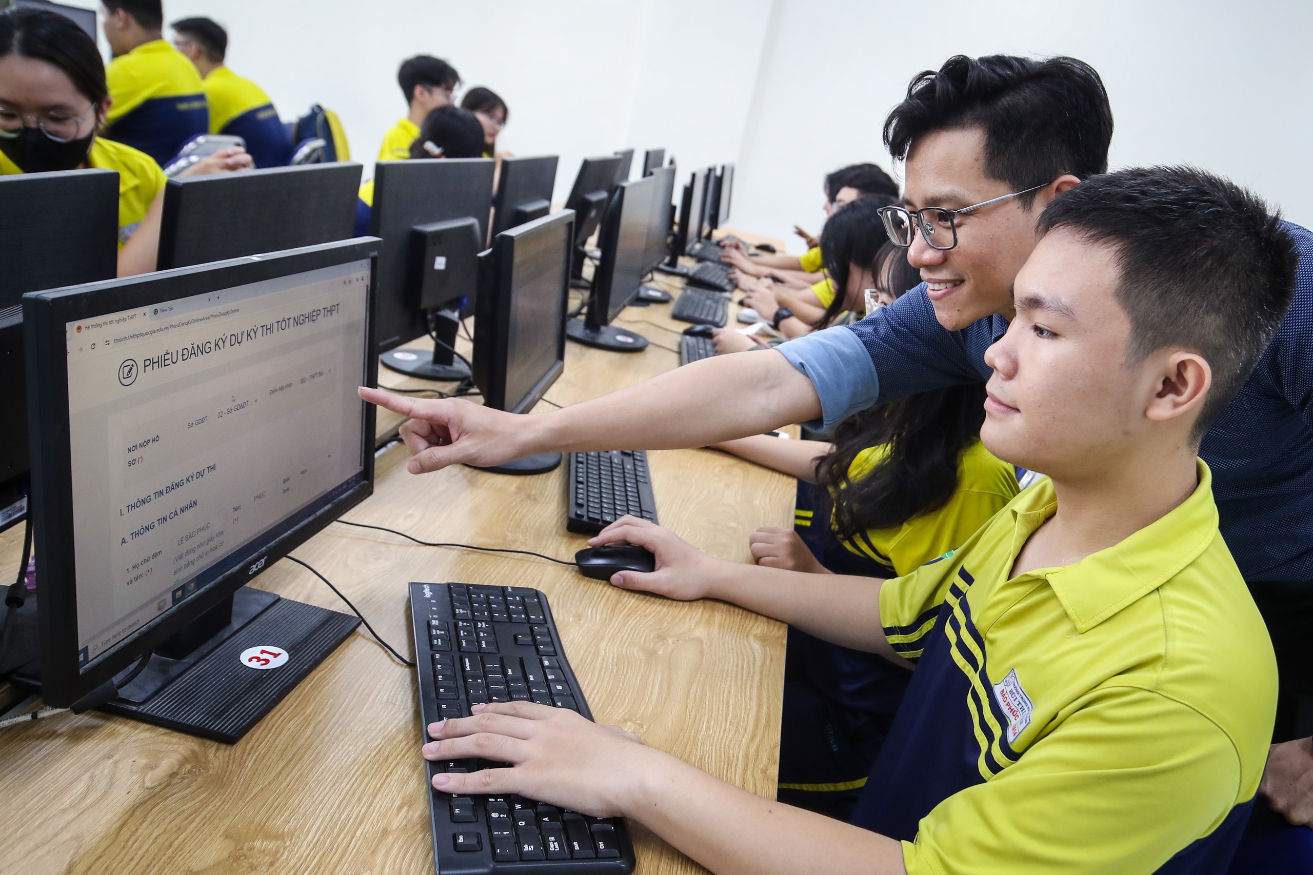 Hình ảnh ngày đầu tiên học sinh đăng ký dự thi tốt nghiệp THPT- Ảnh 3. Các trường THPT chuẩn bị phòng máy, hỗ trợ đường truyền internet ổn định và phân công giáo viên trực hướng dẫn học sinh