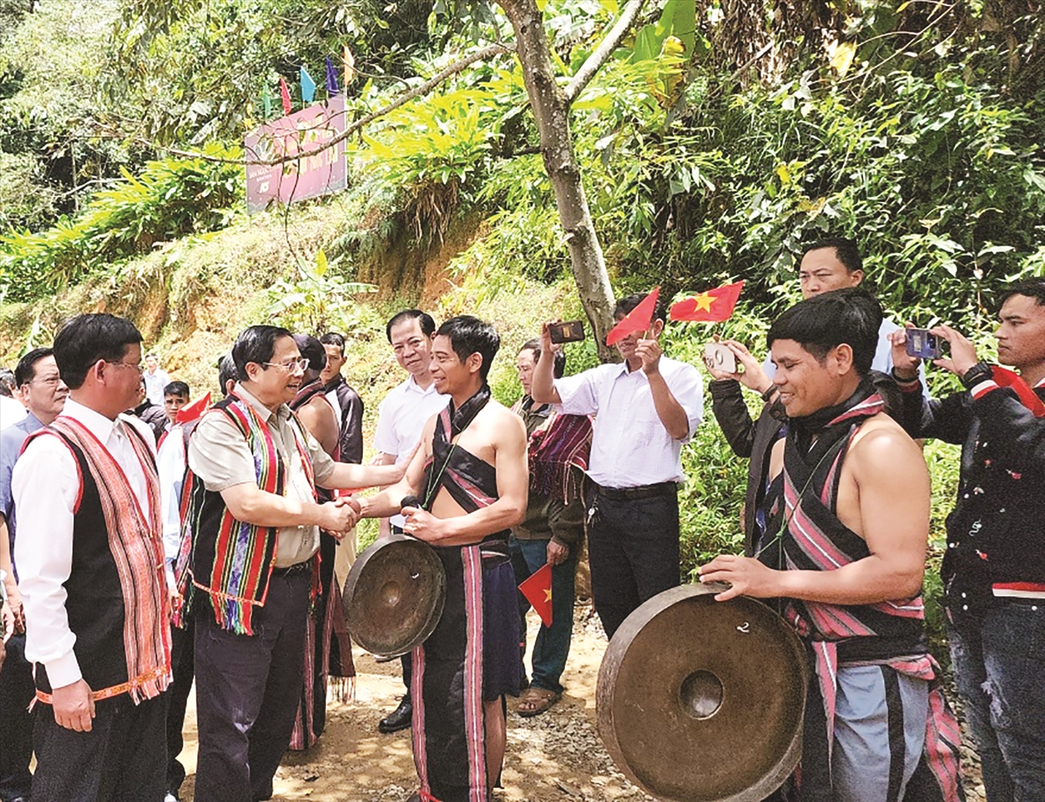 Lãnh đạo Đảng, Nhà nước luôn dành sự quan tâm cho đồng bào DTTS. (Trong ảnh: Thủ tướng Chính phủ Phạm Minh Chính thăm bà con Nhân dân xã Ngọk Lây, huyện Tu Mơ Rông tỉnh Kon Tum, ngày 19/8/2023). Lãnh đạo Đảng, Nhà nước luôn dành sự quan tâm cho đồng bào DTTS. (Trong ảnh: Thủ tướng Chính phủ Phạm Minh Chính thăm bà con Nhân dân xã Ngọk Lây, huyện Tu Mơ Rông tỉnh Kon Tum, ngày 19/8/2023).