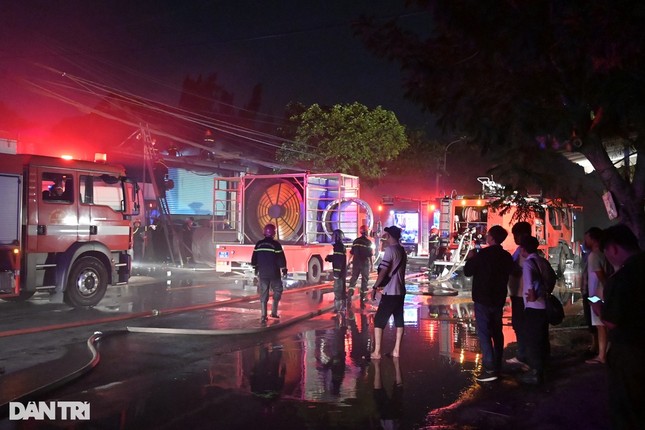 100 cảnh sát cùng 17 xe cứu hỏa dập lửa vụ cháy dãy nhà kho ở TPHCM ảnh 2