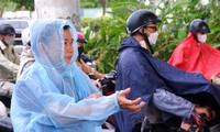 TPHCM bất chợt 'mưa vàng', nhiều người bị té ngã vì đường trơn