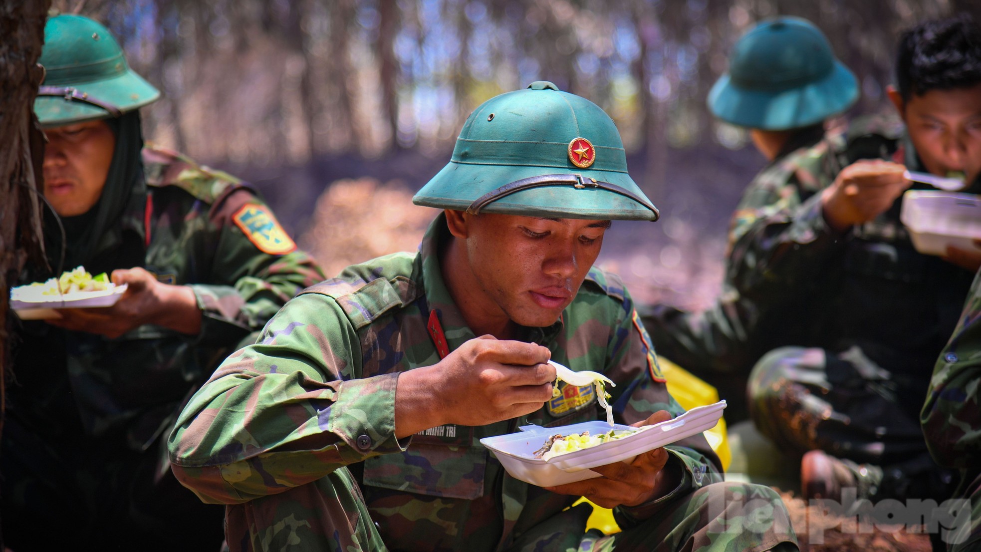 Gần 100 giờ chiến đấu với 'giặc lửa', khống chế vụ cháy rừng ở Kiên Giang ảnh 9