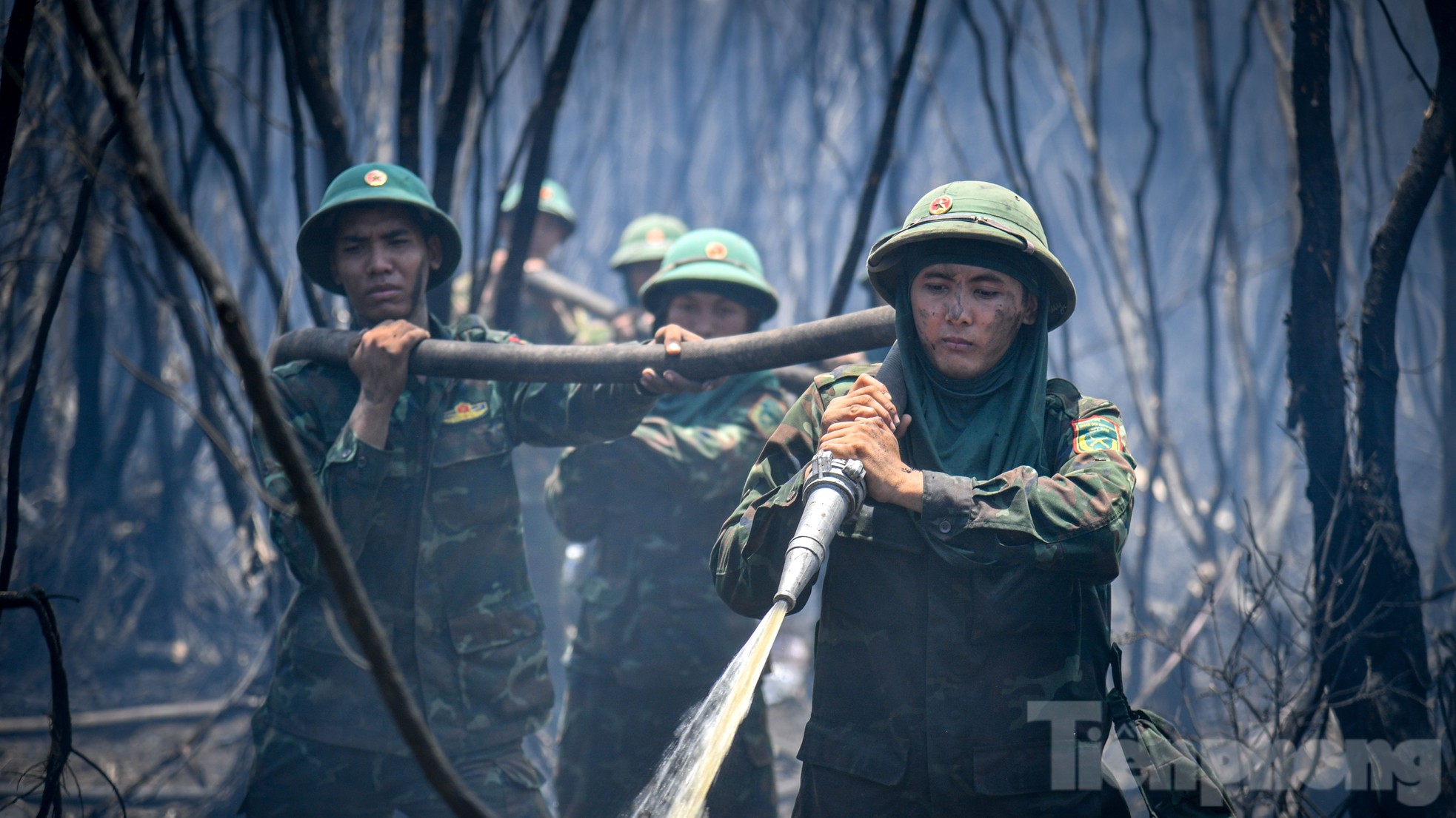 Gần 100 giờ chiến đấu với 'giặc lửa', khống chế vụ cháy rừng ở Kiên Giang ảnh 13