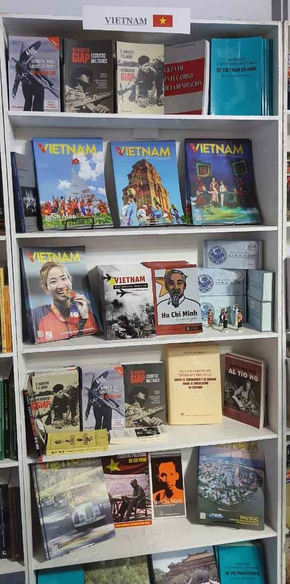 Không gian Việt Nam tại Hội chợ sách Buenos Aires.