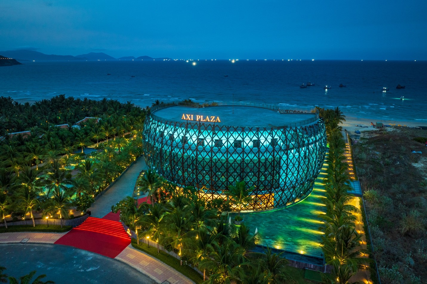 Trung tâm mua sắm, giải trí và hội nghị Axi Plaza khai trương tại Cam Ranh- Ảnh 2. Thiết kế Axi Plaza là những thanh gỗ lớn được đan chéo thành hình chiếc thuyền thúng khổng lồ