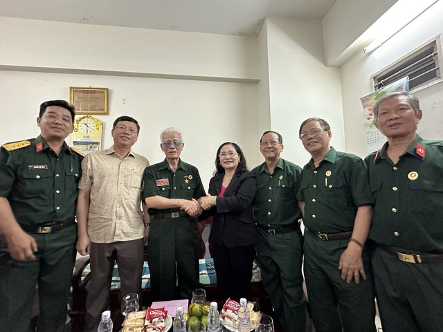 Lãnh đạo TP.HCM thăm hỏi sức khỏe và tặng quà những cựu chiến sĩ Điện Biên năm xưa - Ảnh 3. Lãnh đạo TP.HCM thăm hỏi sức khỏe và tặng quà những cựu chiến sĩ Điện Biên năm xưa - Ảnh 3.