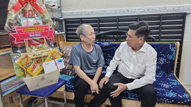 Lãnh đạo TP.HCM thăm hỏi sức khỏe và tặng quà những cựu chiến sĩ Điện Biên năm xưa - Ảnh 5. Lãnh đạo TP.HCM thăm hỏi sức khỏe và tặng quà những cựu chiến sĩ Điện Biên năm xưa - Ảnh 5.