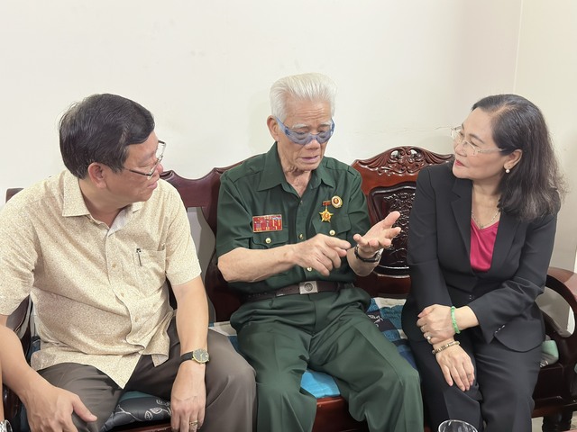Lãnh đạo TP.HCM thăm hỏi sức khỏe và tặng quà những cựu chiến sĩ Điện Biên năm xưa - Ảnh 4. Lãnh đạo TP.HCM thăm hỏi sức khỏe và tặng quà những cựu chiến sĩ Điện Biên năm xưa - Ảnh 4.