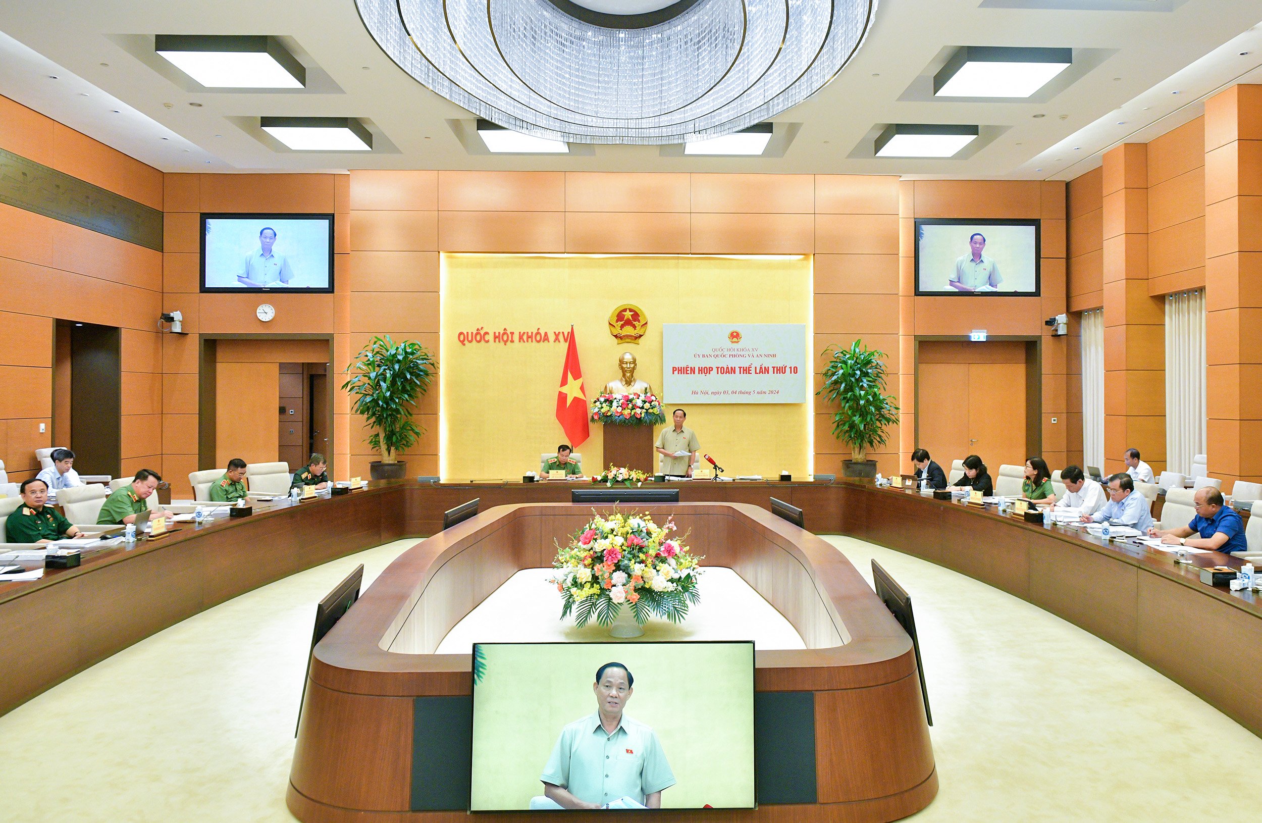 Phó Chủ tịch Quốc hội, Thượng tướng Trần Quang Phương dự phiên họp thẩm tra dự án Luật sửa đổi, bổ sung một số điều của Luật Cảnh vệ