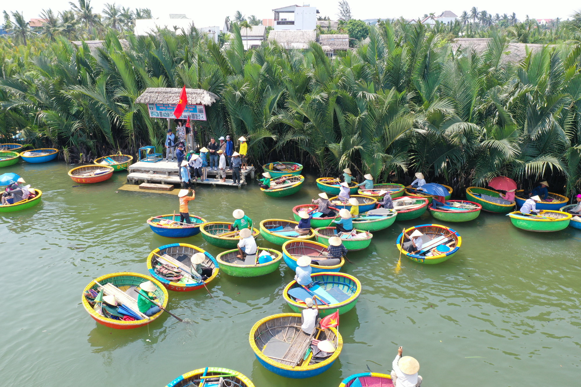 Khách than phiền giá cả ở Hội An đắt đỏ phi lý, quá thiếu tiện ích- Ảnh 2. Khách tham quan rừng dừa Cẩm Thanh - Ảnh: B.D.