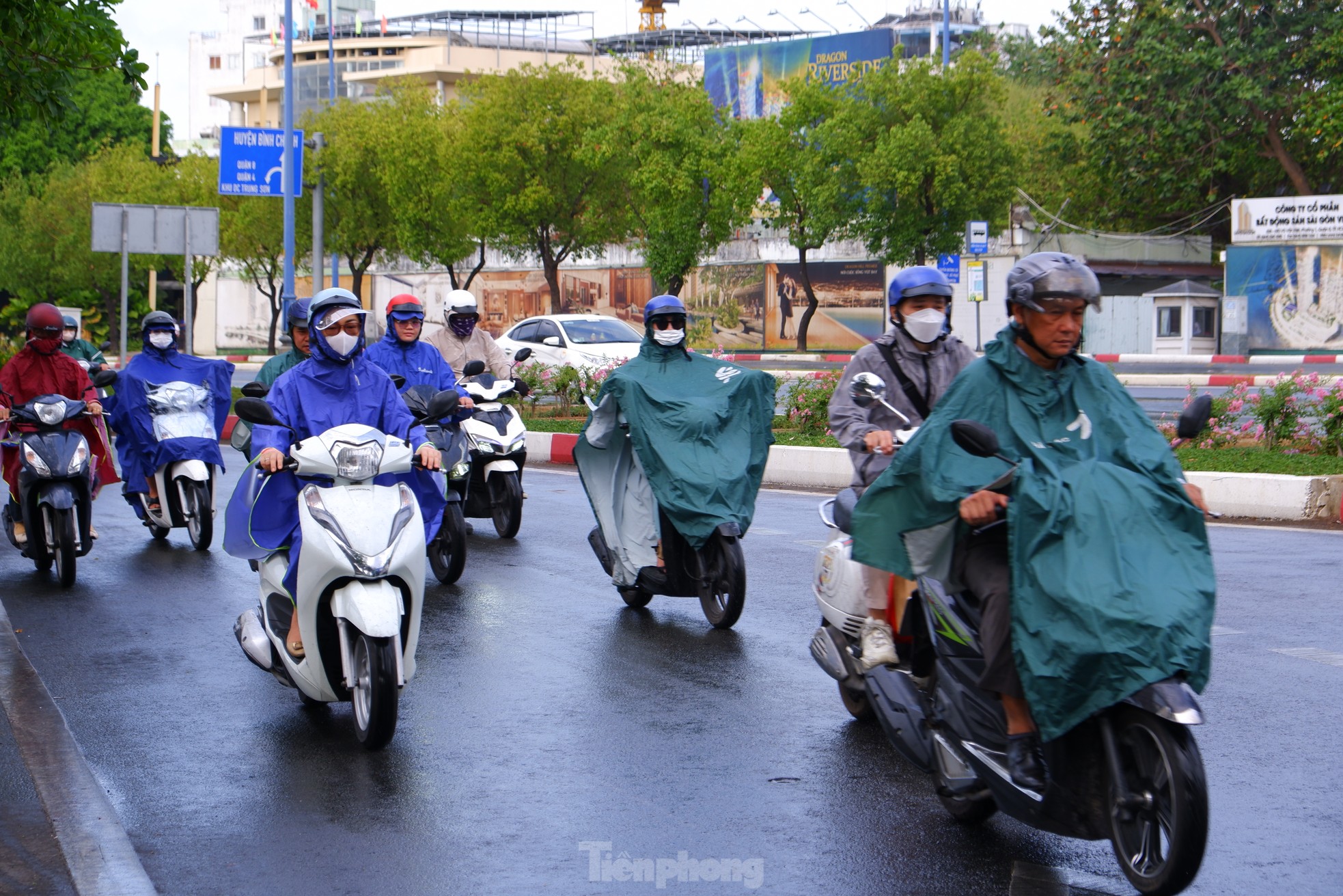 TPHCM bất chợt 'mưa vàng', nhiều người bị té ngã vì đường trơn ảnh 2