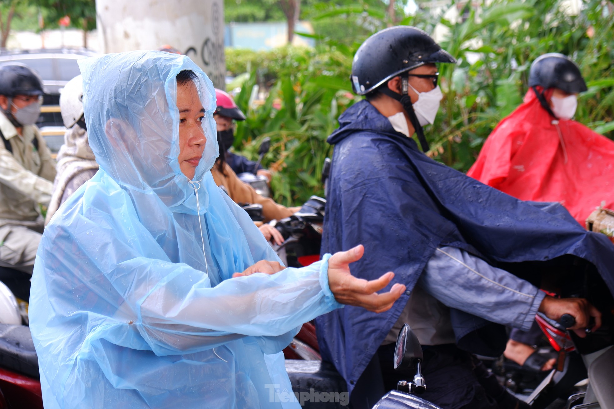 TPHCM bất chợt 'mưa vàng', nhiều người bị té ngã vì đường trơn ảnh 3