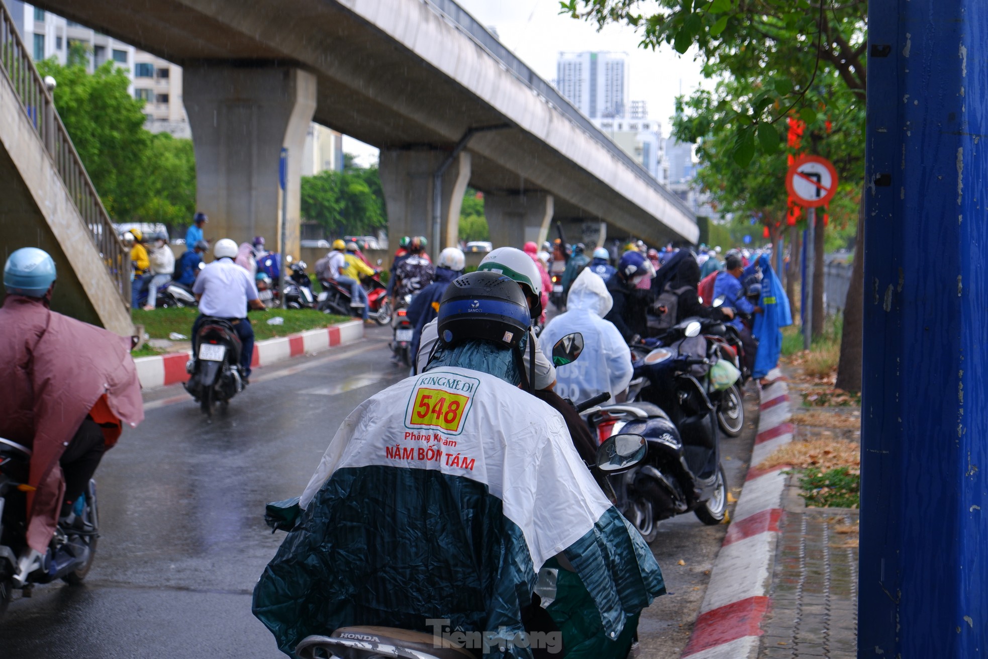TPHCM bất chợt 'mưa vàng', nhiều người bị té ngã vì đường trơn ảnh 10