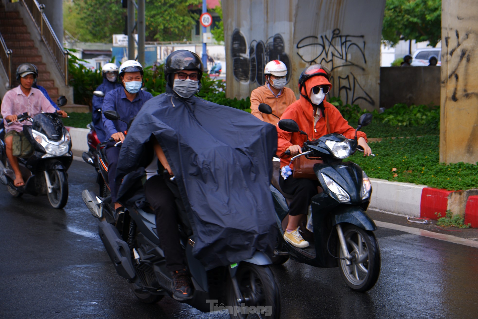 TPHCM bất chợt 'mưa vàng', nhiều người bị té ngã vì đường trơn ảnh 12