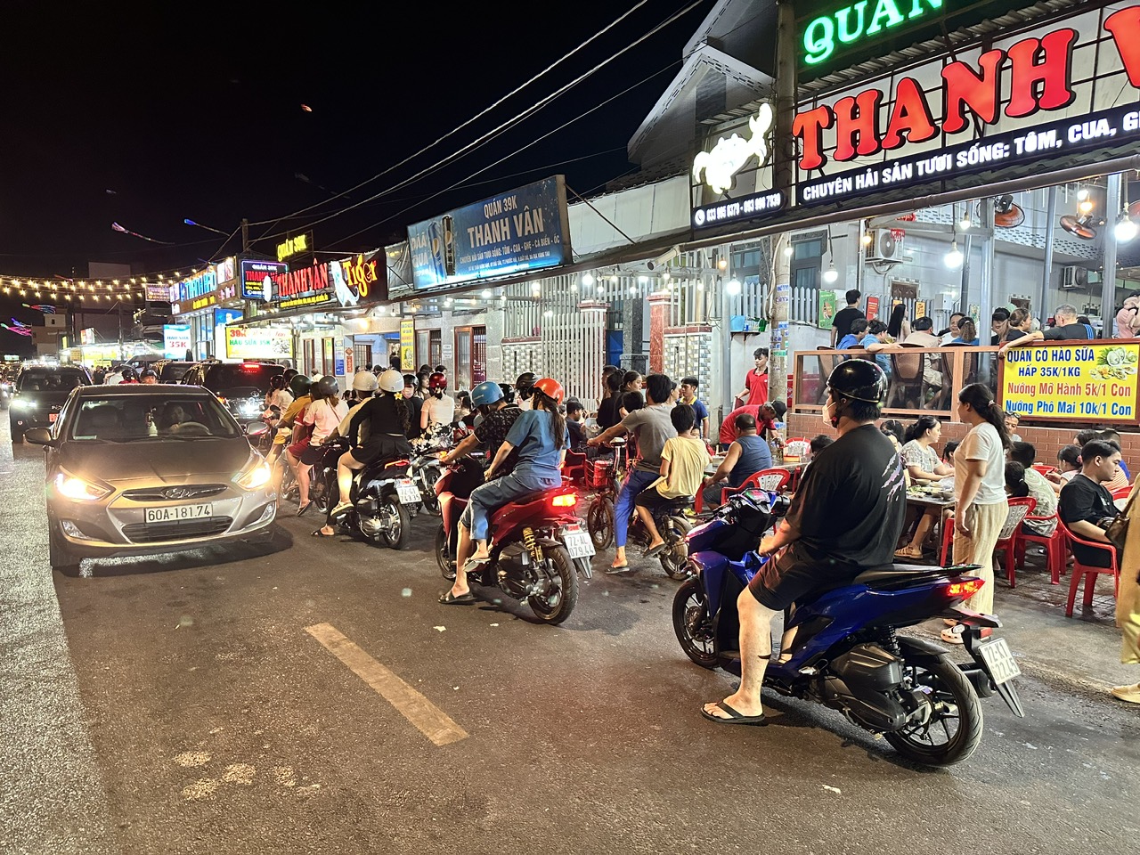 Phố hàu Phước Hải có thực sự 'bất bại' như lời đồn?- Ảnh 5. Cả khu phố như một chợ hải sản khổng lồ luôn tấp nập du khách từ sáng đến tối trong những ngày nghỉ lễ