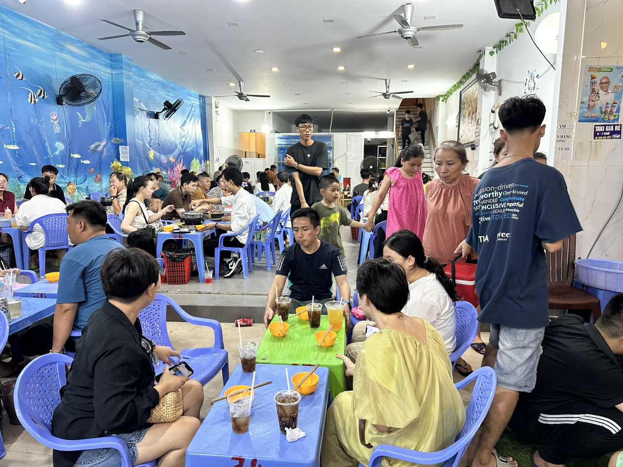 Phố hàu Phước Hải có thực sự 'bất bại' như lời đồn?- Ảnh 7. Các quán ăn trang trí bắt mắt, lên món nhanh, giá cả hợp lý đặc biệt là không tăng giá khiến du khách an tâm thưởng thức