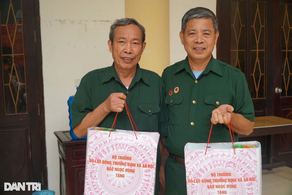 Bộ trưởng Đào Ngọc Dung thăm hỏi, tặng quà  người có công, trẻ em khó khăn - 3