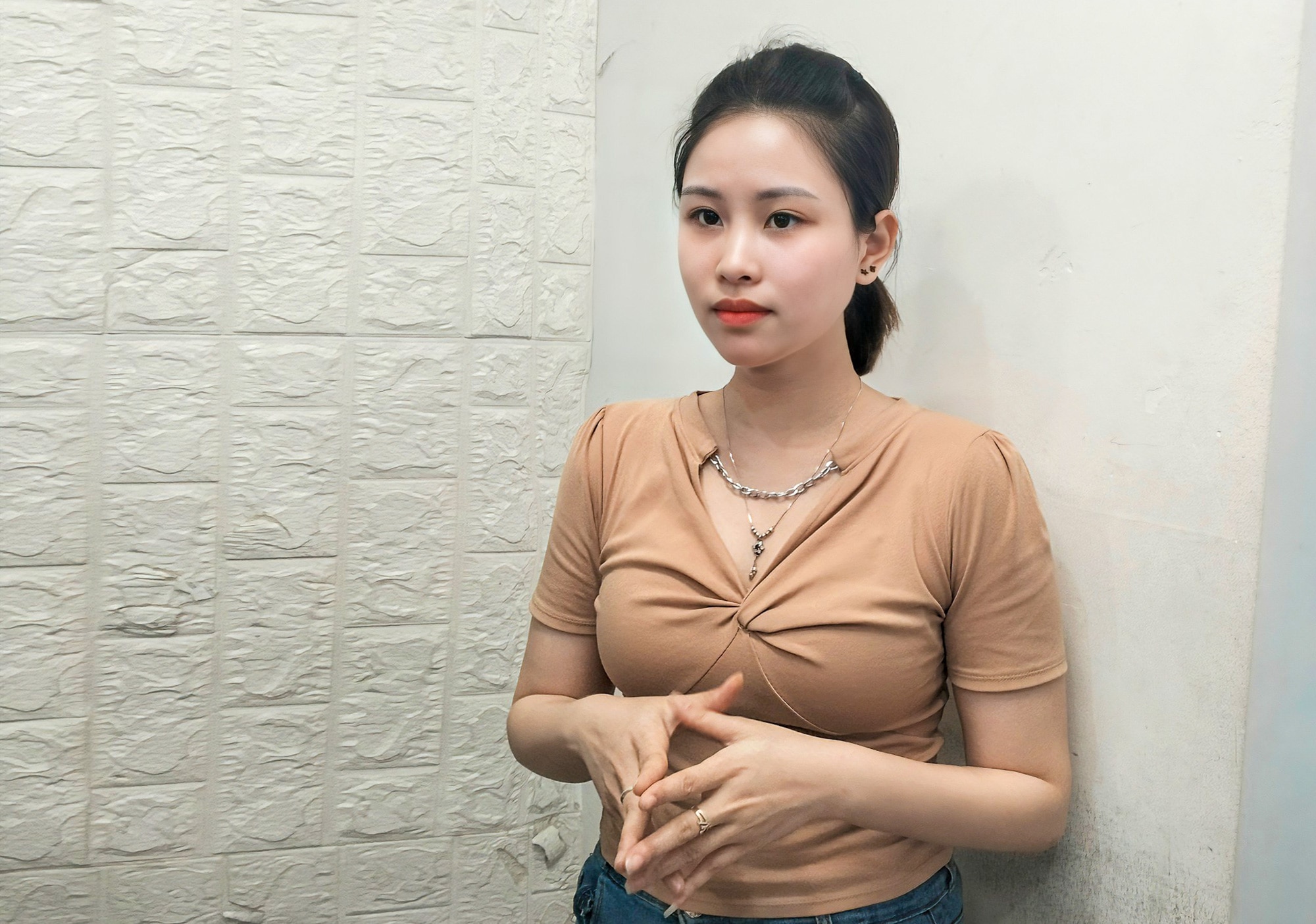 Chị Vân Anh chia sẻ về khó khăn khi tăng lương cho nhân viên - Ảnh: PHẠM UYÊN
