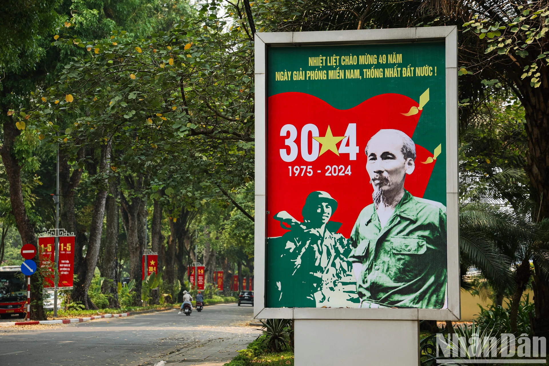 [Ảnh] Hà Nội rực rỡ cờ hoa chào mừng 49 năm Ngày Giải phóng miền nam, thống nhất đất nước ảnh 2