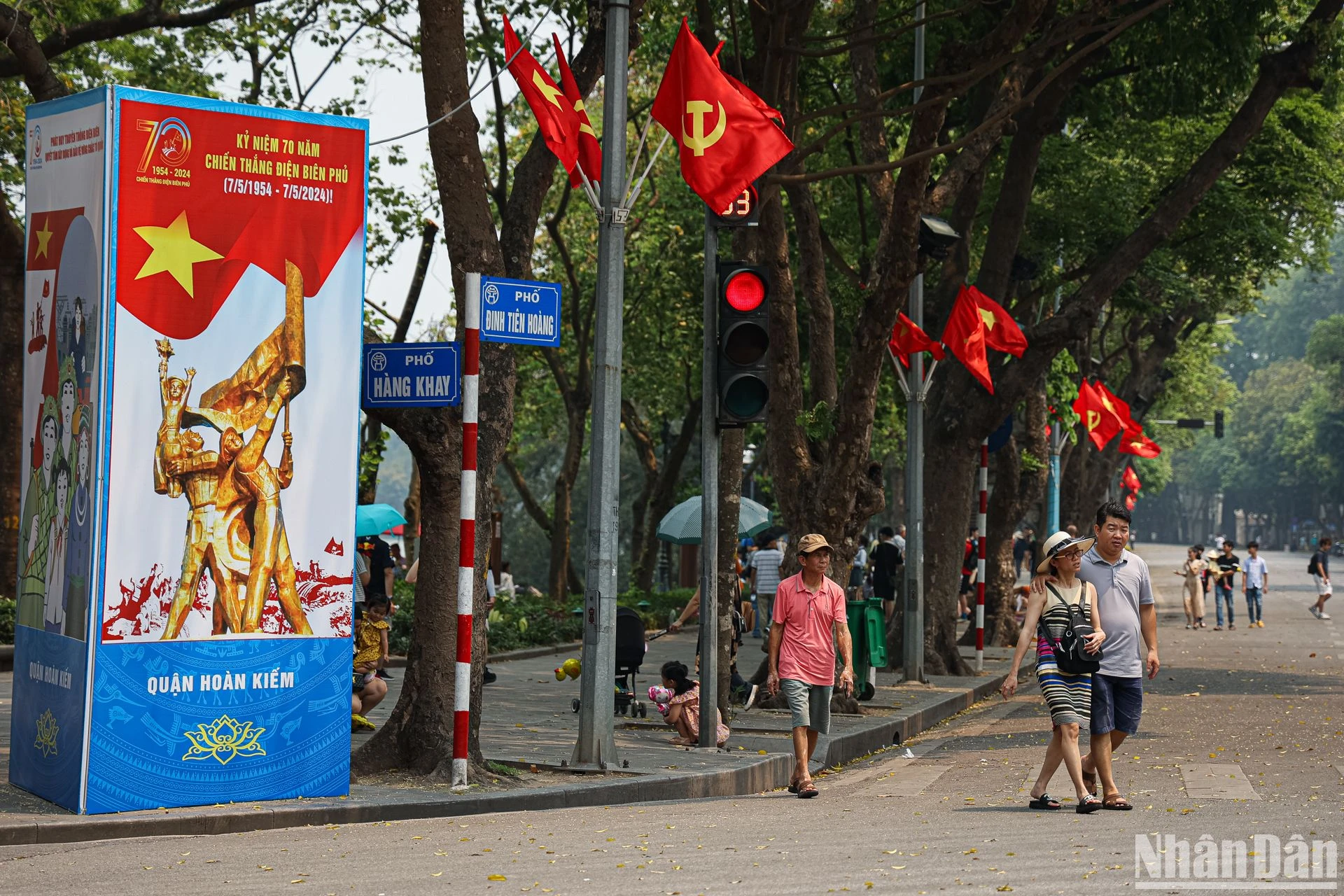 [Ảnh] Hà Nội rực rỡ cờ hoa chào mừng 49 năm Ngày Giải phóng miền nam, thống nhất đất nước ảnh 3