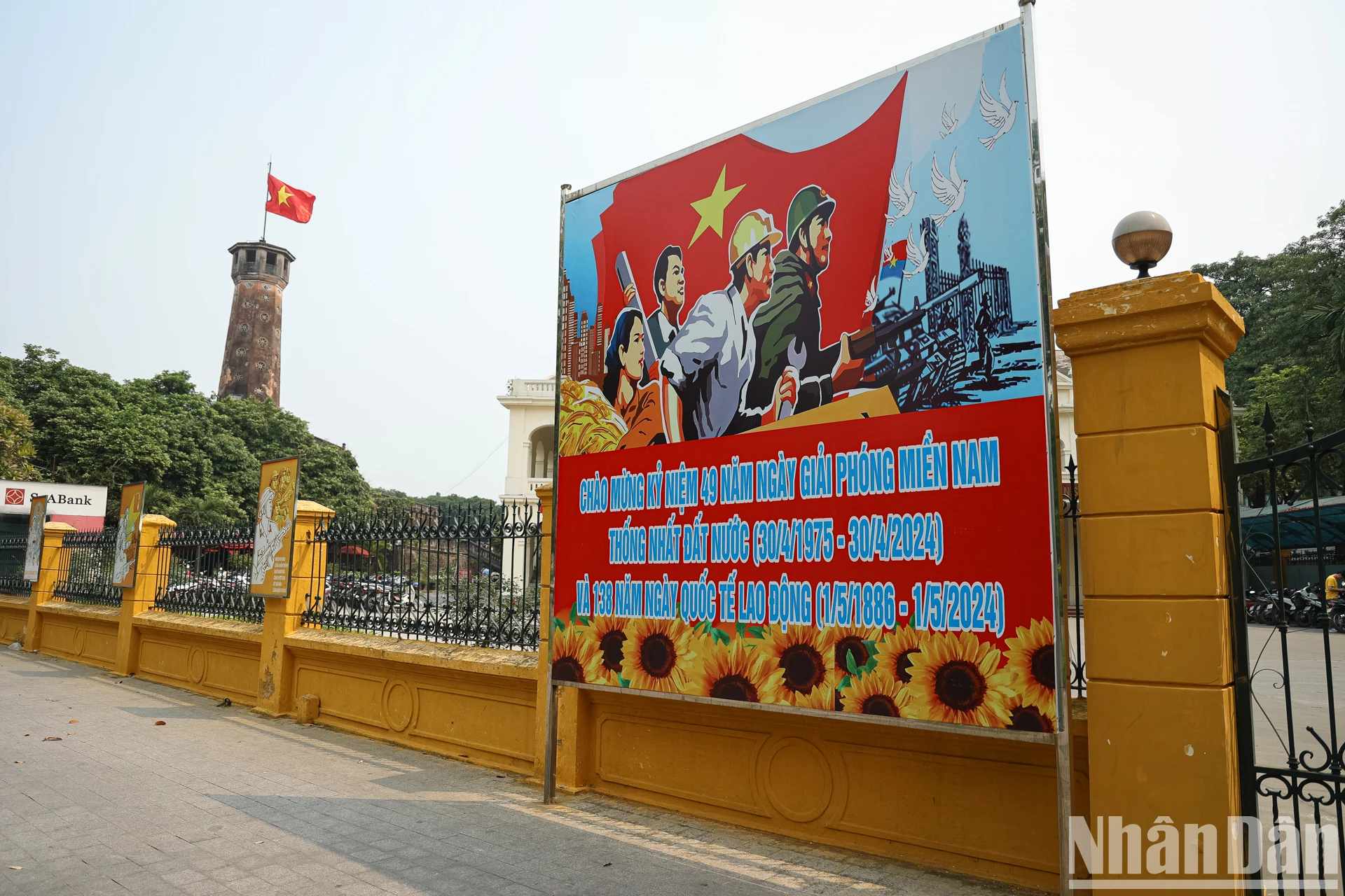 [Ảnh] Hà Nội rực rỡ cờ hoa chào mừng 49 năm Ngày Giải phóng miền nam, thống nhất đất nước ảnh 5