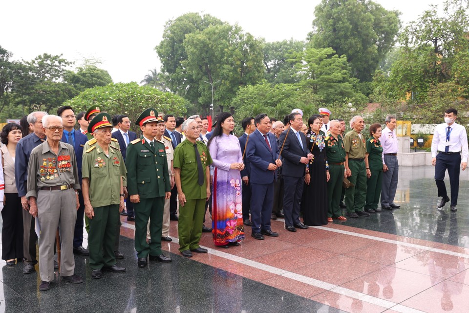 Đoàn đại biểu TP Hà Nội đặt vòng hoa, dâng hương tưởng niệm các Anh hùng liệt sĩ tại Đài tượng niệm các Anh hùng liệt sĩ trên đường Bắc Sơn. 