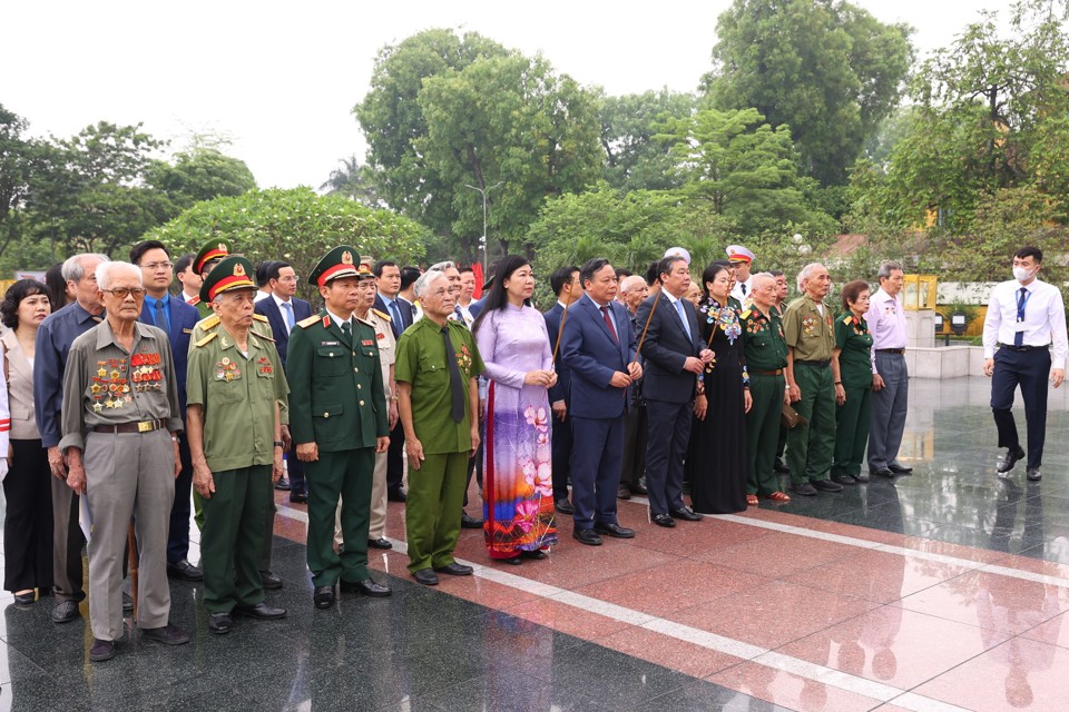 Đo&agrave;n đại biểu TP H&agrave; Nội đặt v&ograve;ng hoa, d&acirc;ng hương tưởng niệm c&aacute;c Anh h&ugrave;ng liệt sĩ tại Đ&agrave;i tượng niệm c&aacute;c Anh h&ugrave;ng liệt sĩ tr&ecirc;n đường Bắc Sơn.&nbsp;