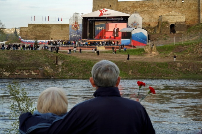 Người dân ở Narva, Estonia theo dõi người Nga tổ chức kỷ niệm Ngày Chiến thắng bên kia sông biên giới ngày 9/5/2023. Ảnh: Reuters