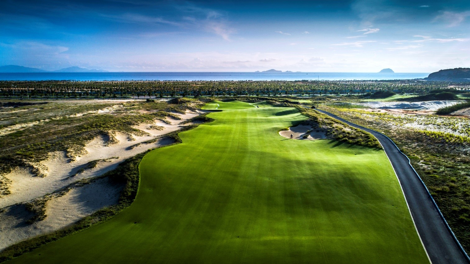 Sân golf 27 lỗ tiêu chuẩn quốc tế, mang đến cho những người đam mê golf những trải nghiệm đẳng cấp Sân golf 27 lỗ tiêu chuẩn quốc tế, mang đến cho những người đam mê golf những trải nghiệm đẳng cấp