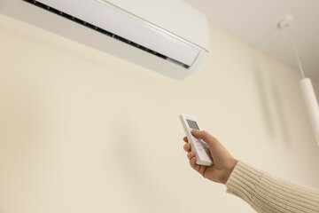 Ngày mới với tin tức sức khỏe: Những dấu hiệu cảnh báo đường huyết tăng cao- Ảnh 3. Ngủ bật điều hòa có thể giúp bạn dễ chịu hơn trong những đêm nóng bức, nhưng bật điều hòa quá lạnh có thể gây rủi ro cho một số người