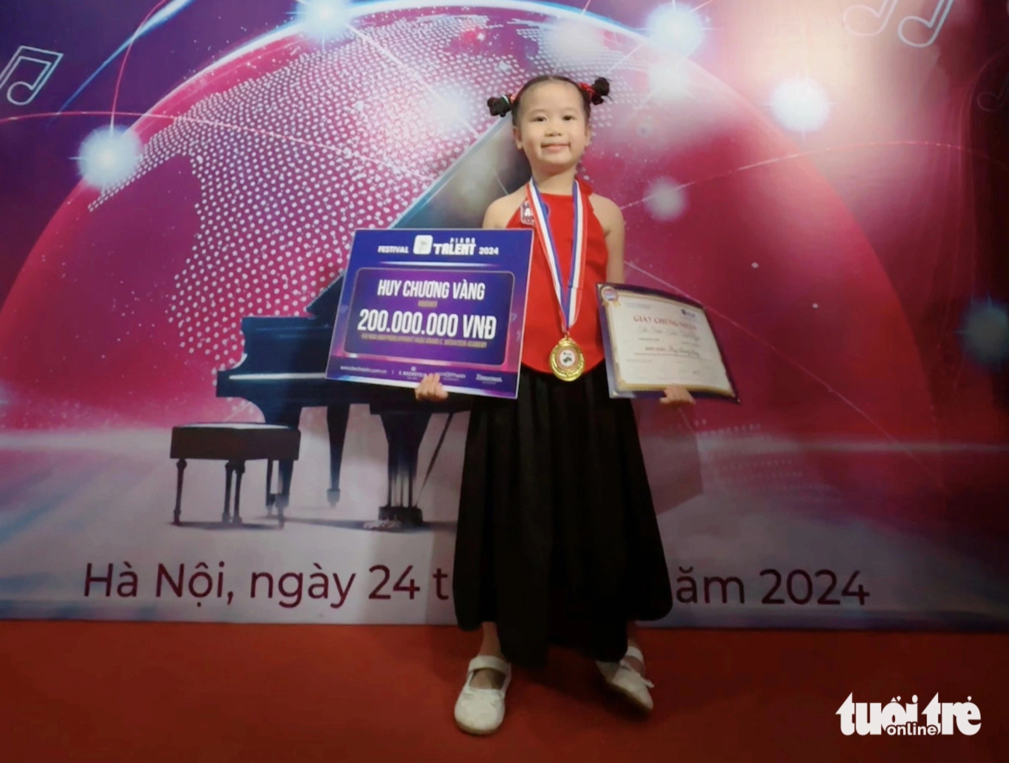 Bé Thái Tuệ Nghi là thí sinh nhỏ tuổi nhất và cũng là thí sinh giành được tấm huy chương vàng tại cuộc thi tìm kiếm tài năng piano toàn quốc vừa diễn ra tại Hà Nội - Ảnh: MỸ HẠNH