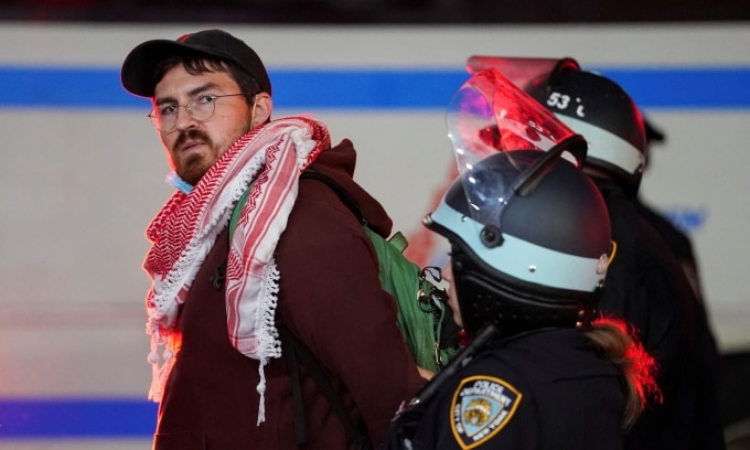 Cảnh sát Mỹ bắt một người biểu tình trong khuôn viên Đại học Columbia, New York, hôm 30/4. Ảnh: Reuters
